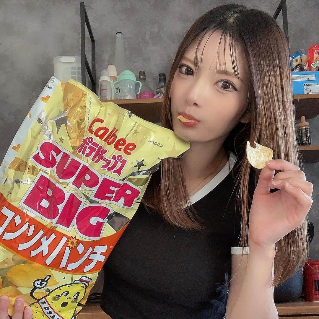 ちひろさんのインスタグラム写真 - (ちひろInstagram)「.  ポテチ🥔！  ってなんてこんな美味しいんだろ〜🤤  コンソメも塩ものり塩も好き！笑笑  ビックサイズでもぺろりん😋  #ファッション  #コーデ  #ファッションコーデ  #ootd #メイク  #オシャレ #オシャレさんと繋がりたい  #ＧＷ #コストコ #Costco #ポテチ #ポテトチップス #ビックサイズ #BIGポテチ #ビッグポテチ」5月15日 21時50分 - chihiro_grm