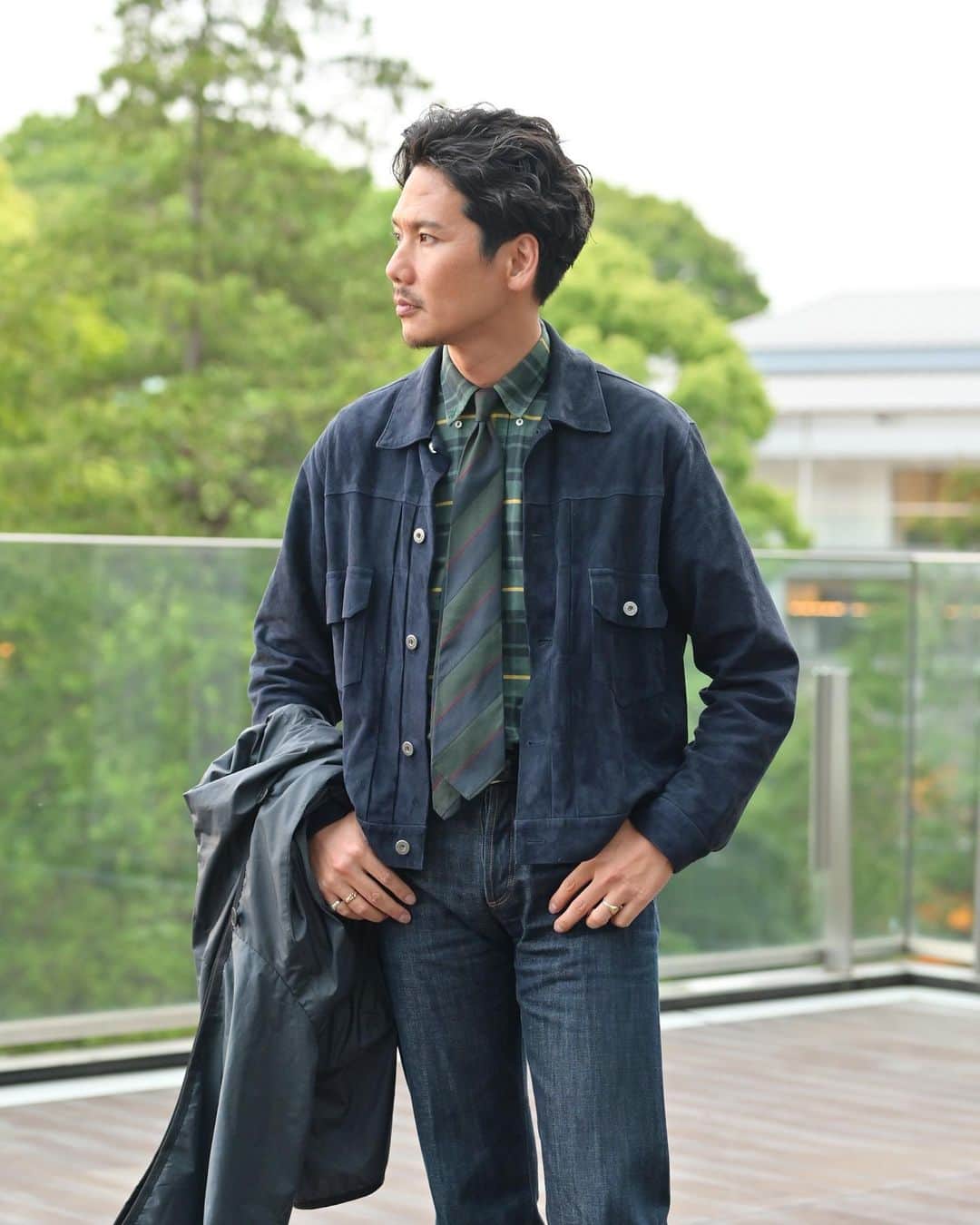 Shuhei Nishiguchiのインスタグラム：「"Rainy Blue and Green Monday"◀︎◀︎◀︎7pics 今日もまた雨の月曜日。 ジージャンのドレスアップスタイルで。  【ITEM】 Jacket： @cinquanta_official  Shirt： @poloralphlauren  Tie： @dior vintage Jeans： avn Belt： @thesole_official  Shoes： @jmwestonofficial  Coat： @lavenham @lavenhamjp   #beamsf #classicmenswear #vintageclothing #preppy #ametra #mensstreetstyle #frenchivy #ootdmen」