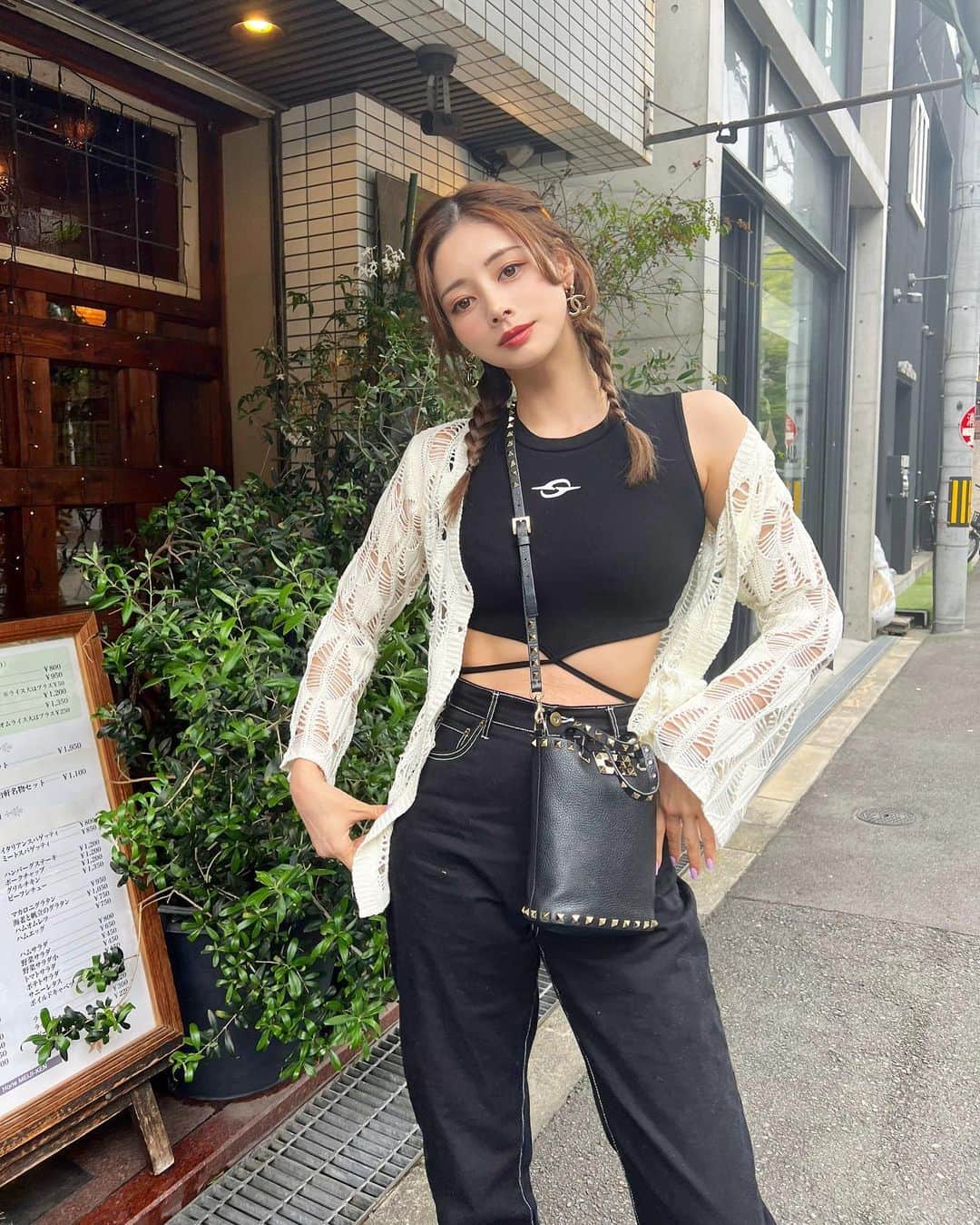 得あゆのインスタグラム：「編み込みヘアday✌🏻 こうゆう変わった服が好きです🤍 お腹に紐が食い込むけど🐷  カーディガンがめちゃくちゃお気に入りだ！🖤  cardigan @emoda_official tops @shein_japan pants @grl_official  ピアスとbag以外はプチプラ🤍🖤  #編み込み#編み込みアレンジ#プチプラコーデ#白黒コーデ  ・ ・ ・ ・ ・ ・ ・ ・ ・ ・ ・ ・ ・ ・ ・ ・ ・ ・ ・ ・ #パンツコーデ#ヘアアレンジ簡単#三つ編み#お腹痩せ#お腹引き締め#産後ダイエット#デニムコーデ#プチプラファッション#着回しコーデ#着回し#堀江#堀江カフェ#堀江ランチ#大阪カフェ#大阪ランチ#大阪観光#休日コーデ#ママライフ#ママコーデ#カーディガン#カーディガンコーデ#emoda#grl購入品#grl#grlコーデ#グレイル」