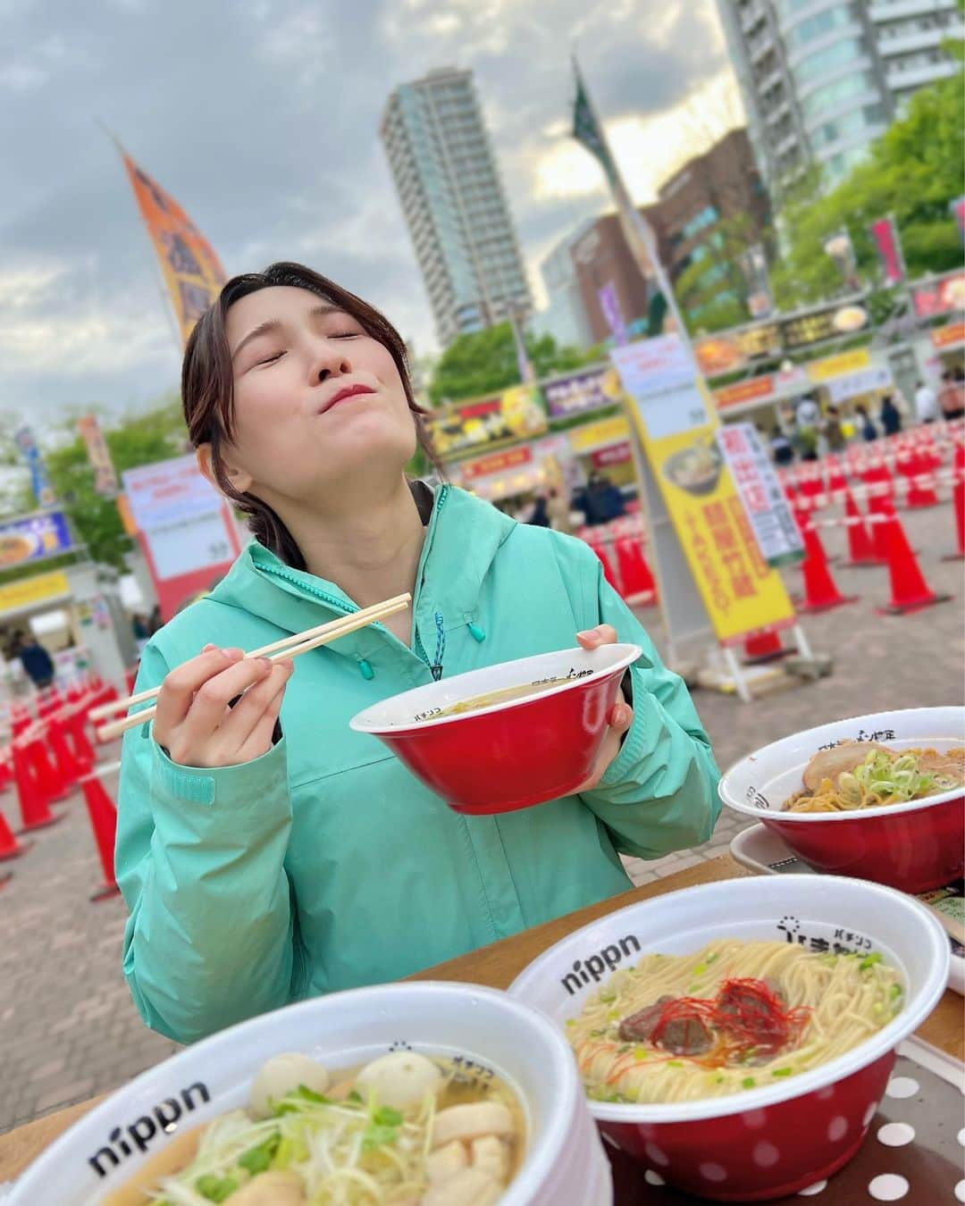 大竹彩加さんのインスタグラム写真 - (大竹彩加Instagram)「@hbc_ayakaotake ▶ 5月の札幌イベント情報🍜     4年ぶり！ 大通公園8丁目で今日から開催！ 【⠀札幌ラーメンショー🍜 】   前回の2019年は、 14万人以上の人が訪れたラーメンの祭典。     ご当地ラーメンで有名な“#富山ブラックラーメン ”や 鶏の旨みが口いっぱいに広がる“金の鶏中華”など 全国各地のラーメンが札幌に大集結✨  ご当地ラーメンや名物ラーメンが揃い、 大通公園でラーメン巡りができちゃいます！  いろんな地域のラーメンを食べると、 まるで旅行している気分になれて とても幸せでした🫶🏻       ︎︎︎︎☑︎ 札幌ラーメンショー2023 第1幕：5/15(月)-21日(日) 第2幕：5/23日(火)-28日(日)  ・10:00-21:00(オーダーストップ20:30) ・それぞれ10店舗が参加 ・ラーメンは全て1杯、980円 ・ラーメンはラーメンチケットと交換 (チケットは会場内orセブンイレブンで購入可)                              #hbc #北海道放送 #hbcテレビ #今日ドキッ #札幌 #アナウンサー #大竹彩加 #ミディアム #セミロング #かきあげ前髪 #ポニーテール #ヘアアレンジ #骨格ウェーブ #アナウンサー衣装 #衣装 #ブルベ夏 #ブライトサマー #イエベ春 #ブライトスプリング #顔タイプフレッシュ #札幌イベント #札幌グルメ #大通公園 #札幌ラーメンショー #ラーメン #ご当地ラーメン #ラーメン部 #ラーメン巡り #日常に彩りを加える日記」5月15日 21時49分 - hbc_ayakaotake