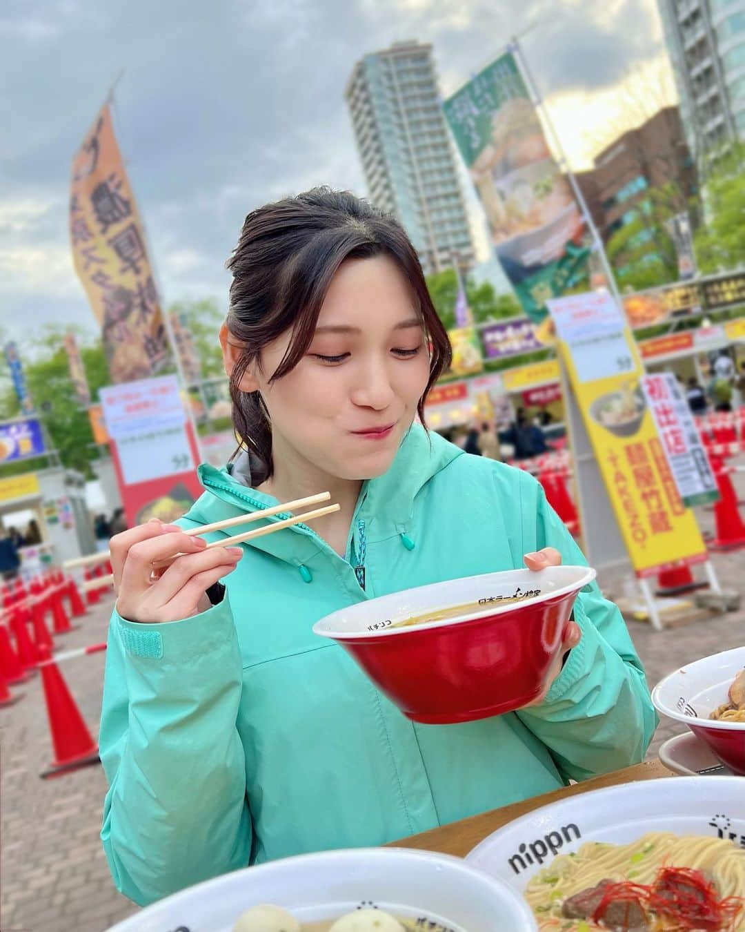 大竹彩加さんのインスタグラム写真 - (大竹彩加Instagram)「@hbc_ayakaotake ▶ 5月の札幌イベント情報🍜     4年ぶり！ 大通公園8丁目で今日から開催！ 【⠀札幌ラーメンショー🍜 】   前回の2019年は、 14万人以上の人が訪れたラーメンの祭典。     ご当地ラーメンで有名な“#富山ブラックラーメン ”や 鶏の旨みが口いっぱいに広がる“金の鶏中華”など 全国各地のラーメンが札幌に大集結✨  ご当地ラーメンや名物ラーメンが揃い、 大通公園でラーメン巡りができちゃいます！  いろんな地域のラーメンを食べると、 まるで旅行している気分になれて とても幸せでした🫶🏻       ︎︎︎︎☑︎ 札幌ラーメンショー2023 第1幕：5/15(月)-21日(日) 第2幕：5/23日(火)-28日(日)  ・10:00-21:00(オーダーストップ20:30) ・それぞれ10店舗が参加 ・ラーメンは全て1杯、980円 ・ラーメンはラーメンチケットと交換 (チケットは会場内orセブンイレブンで購入可)                              #hbc #北海道放送 #hbcテレビ #今日ドキッ #札幌 #アナウンサー #大竹彩加 #ミディアム #セミロング #かきあげ前髪 #ポニーテール #ヘアアレンジ #骨格ウェーブ #アナウンサー衣装 #衣装 #ブルベ夏 #ブライトサマー #イエベ春 #ブライトスプリング #顔タイプフレッシュ #札幌イベント #札幌グルメ #大通公園 #札幌ラーメンショー #ラーメン #ご当地ラーメン #ラーメン部 #ラーメン巡り #日常に彩りを加える日記」5月15日 21時49分 - hbc_ayakaotake