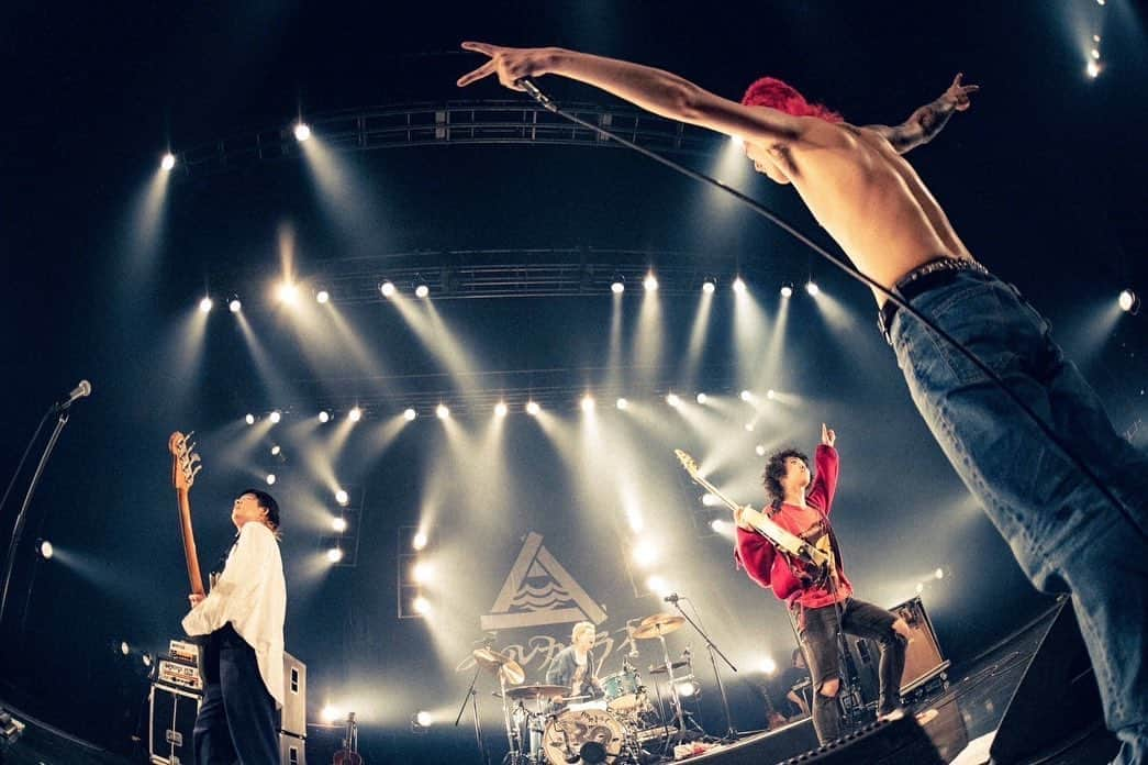 ハルカミライさんのインスタグラム写真 - (ハルカミライInstagram)「2023/05/12(fri)Zepp Osaka Bayside ハルカミライ presents 「ヨーロー劇場2023 - FLOWER JOE -」  Zepp Osaka Baysideいい日すぎて美味い酒呑めました 次はZepp Hanedaよろしく！  メキ  Photo by @ayumu10.18」5月15日 21時42分 - harukamirai_info