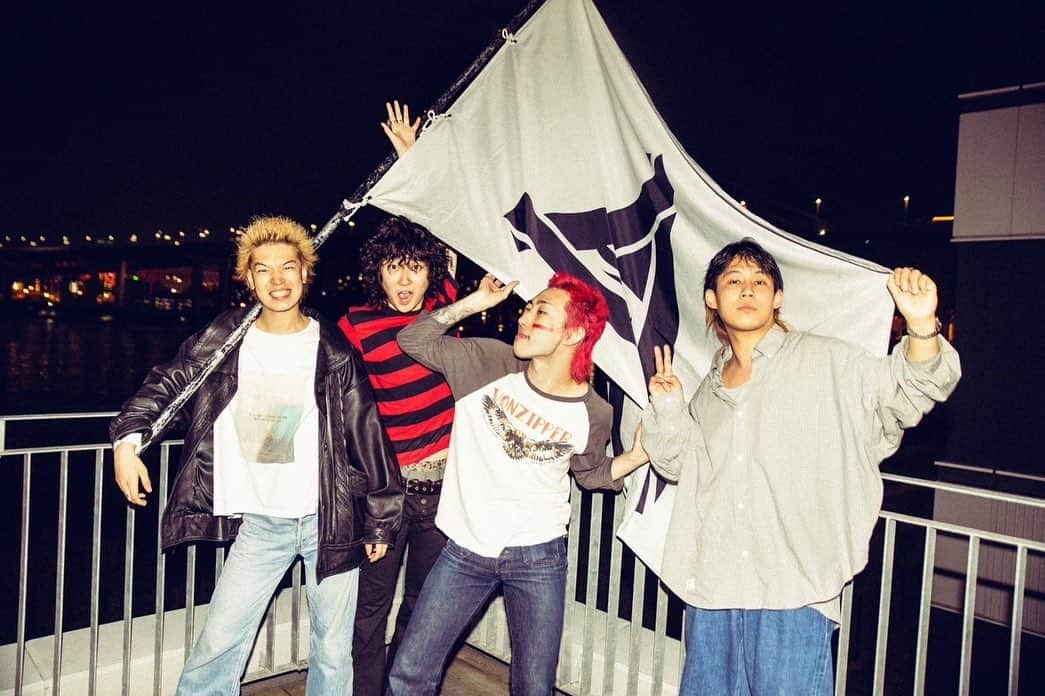 ハルカミライのインスタグラム：「2023/05/12(fri)Zepp Osaka Bayside ハルカミライ presents 「ヨーロー劇場2023 - FLOWER JOE -」  Zepp Osaka Baysideいい日すぎて美味い酒呑めました 次はZepp Hanedaよろしく！  メキ  Photo by @ayumu10.18」