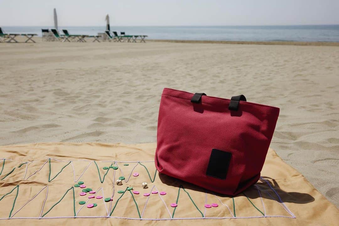 イルビゾンテのインスタグラム：「Make sure to have the perfect bag for this summer.  #ilbisonte #sustainability #timelessbeauty #ss23 #womenstyle」