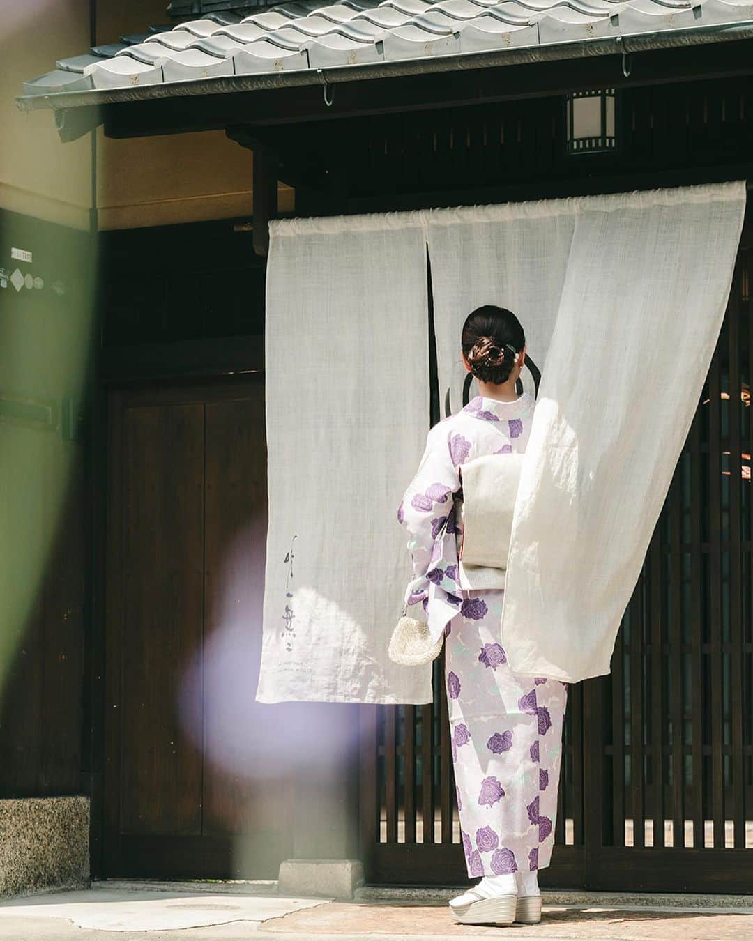 伊原葵さんのインスタグラム写真 - (伊原葵Instagram)「KIMONO👘✨  ギャラリーでこっちも着せてもらった🥺  パープルの薔薇が素敵やったなー🌹  着物にも合うだろうなって持って行ってたアンテプリマもバッチリやった☺️🤍  素敵に撮ってもらったので思い出に📸  #kyoto #yoshikimono #着物 #京都」5月15日 21時44分 - aoi186