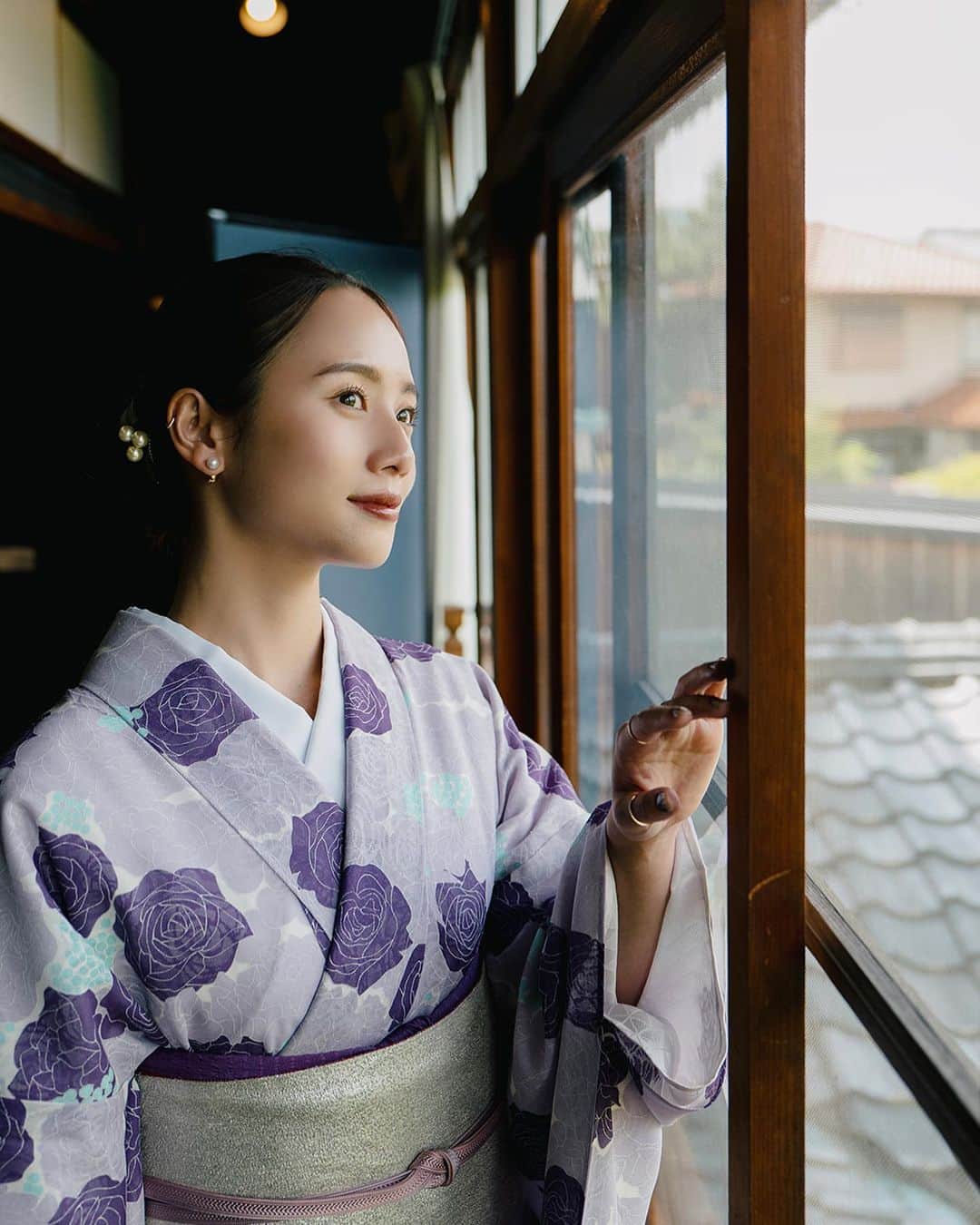伊原葵さんのインスタグラム写真 - (伊原葵Instagram)「KIMONO👘✨  ギャラリーでこっちも着せてもらった🥺  パープルの薔薇が素敵やったなー🌹  着物にも合うだろうなって持って行ってたアンテプリマもバッチリやった☺️🤍  素敵に撮ってもらったので思い出に📸  #kyoto #yoshikimono #着物 #京都」5月15日 21時44分 - aoi186