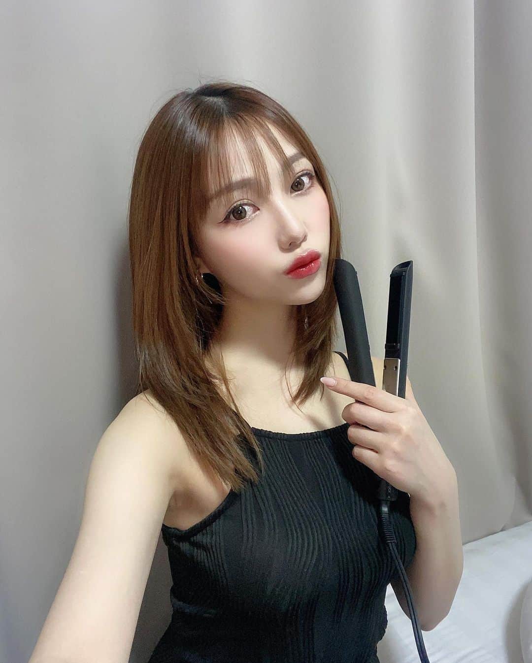 石川晶子（あきぽよ）のインスタグラム：「最近愛用中のパナソニックビューティのヘアアイロン✌️ 細めのヘアアイロンほんとに使いやすくて最高なの🥺✨ 今やってるレイヤーヘアーのセットも楽〜😘  ウェーブも簡単につくれるし アレンジ効くからこれ一本でもいいくらい！  コンパクトで軽いから 旅行に持って行くのにも便利ー🏃‍♀️🤍  #Panasonic#pr#パナソニックビューティ#パナソニック」