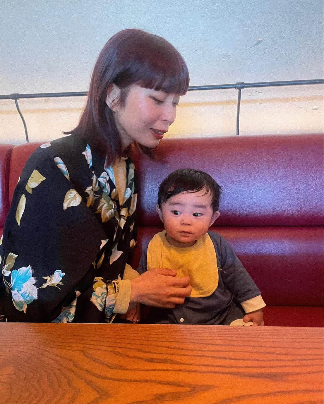 芽朗さんのインスタグラム写真 - (芽朗Instagram)「私のお話しと、mellowについてのお知らせです。  現在第二子を妊娠しており、この夏の終わりに出産予定です。  体調との兼ね合いで少し自宅安静にしております為、 ブライダルとお直しのご新規のお承りを受け付けていないのですが、 落ち着き次第、お承り中のお客様のアクセサリーを完了後にお直しのみ6月上旬〜7月頭までお承りを再開予定です。  ブライダルのお客様は 冬の始まり頃からゆっくりとお問い合わせを再開予定です。  再販、新作につきましては販売が決まり次第お知らせを致します。 (夏までにできたらなぁ、と💭)  中々体調が安定しなかったり 子育てとmellowとの時間のバランスを未だ未だ掴むことが難しい中で 私らしい言葉が浮かんでからのお伝えを考えていた為、 限られた知人とブライダル等をお承り中のお客様のみにお伝えしていておりましたが  先日久しぶりに行った質問コーナーで沢山 再販や復帰について温かいお言葉をいただいて お客様に早くお伝えしたいと思いました。  いつも本当に有難うございます😢🤍  体調が優れず、お誘い等に行けずで したが理由を話せずにここでのご報告になってしまったお知り合いの方はごめんなさい。🙇‍♀️  人生を歩む中で様々な選択や変化があります。 私自身にもそれを強く感じる機会が増えました。  変わること、変わらざるを得ないこと、変わらないこと。 楽しみながら 私らしく形にしていけたらと思います。  写真2.3枚目はいつかの息子と。  #mellowfukushima」5月15日 21時45分 - mellowfukushima