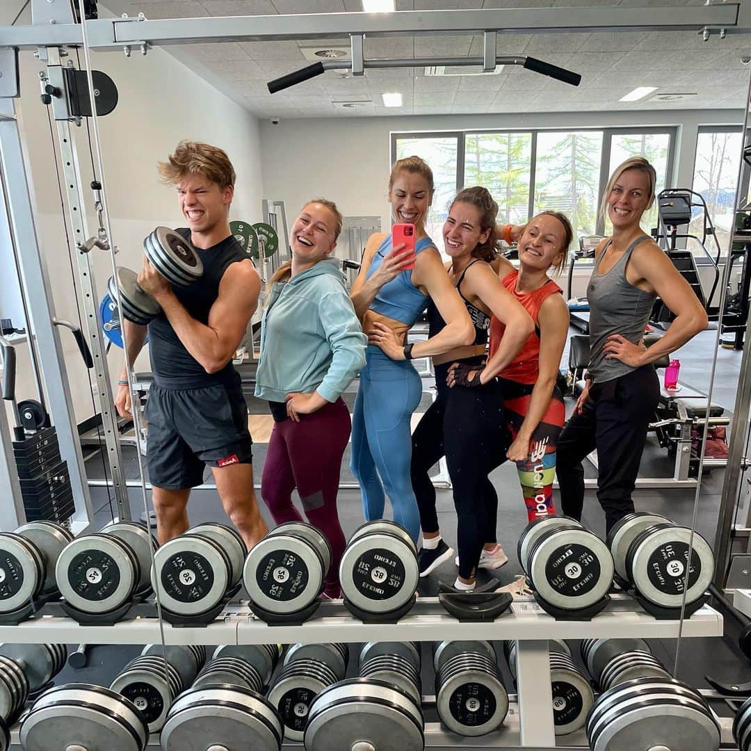 のインスタグラム：「Gym Day 💪🦵   #gym #newbalance #współpraca #gymlife #workout #team」
