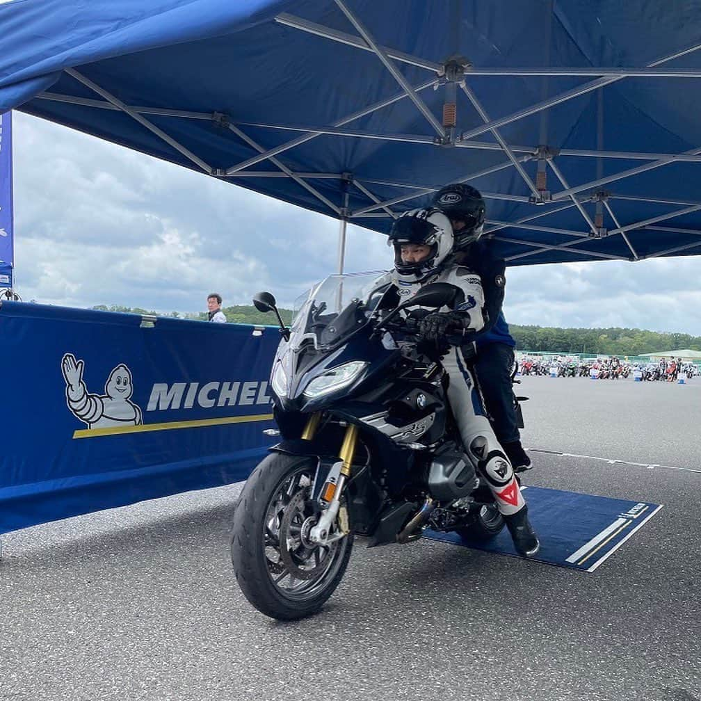 原田哲也さんのインスタグラム写真 - (原田哲也Instagram)「BMW Motorrad Clrcuit Experience in 袖ヶ浦でミシュランスペシャルプログラム！ 参加された皆様ありがとうございました。 #araihelmet #michelinmotorcycle #dainese #bmwmotorrad #袖ヶ浦フォレストレースウェイ」5月15日 21時50分 - tetsuya_harada31