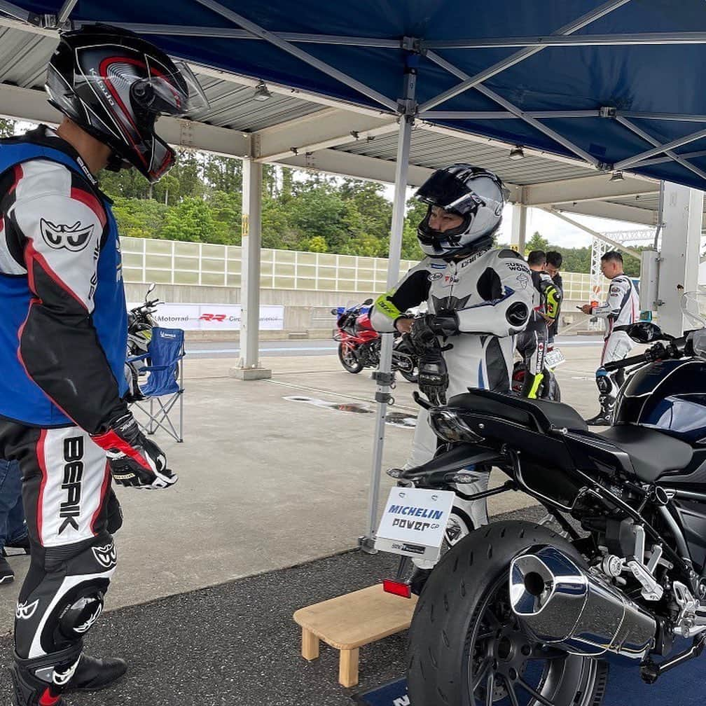 原田哲也さんのインスタグラム写真 - (原田哲也Instagram)「BMW Motorrad Clrcuit Experience in 袖ヶ浦でミシュランスペシャルプログラム！ 参加された皆様ありがとうございました。 #araihelmet #michelinmotorcycle #dainese #bmwmotorrad #袖ヶ浦フォレストレースウェイ」5月15日 21時50分 - tetsuya_harada31