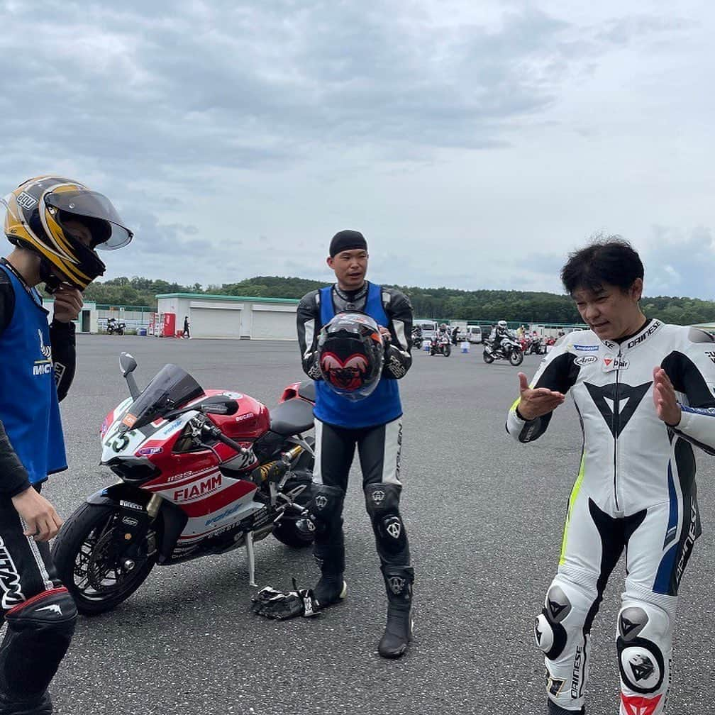 原田哲也さんのインスタグラム写真 - (原田哲也Instagram)「BMW Motorrad Clrcuit Experience in 袖ヶ浦でミシュランスペシャルプログラム！ 参加された皆様ありがとうございました。 #araihelmet #michelinmotorcycle #dainese #bmwmotorrad #袖ヶ浦フォレストレースウェイ」5月15日 21時50分 - tetsuya_harada31