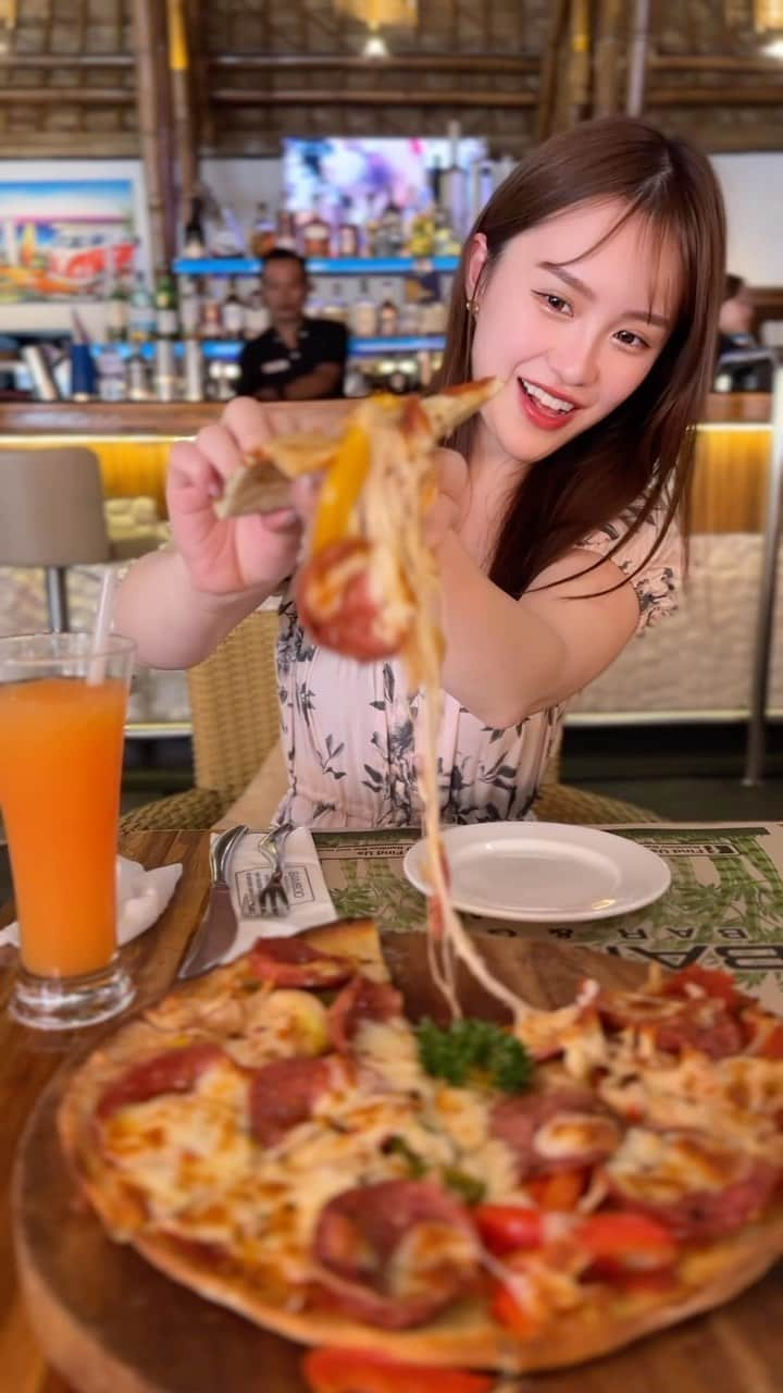 矢田伶華のインスタグラム：「ピザ食べようと思ったら こういうときあるよなぁぁぁ🤣🤣🤣笑  何ピザがすき♡♡？  #ピザ  #ピザの食べ方のクセ  #あるある #あるあるネタ」