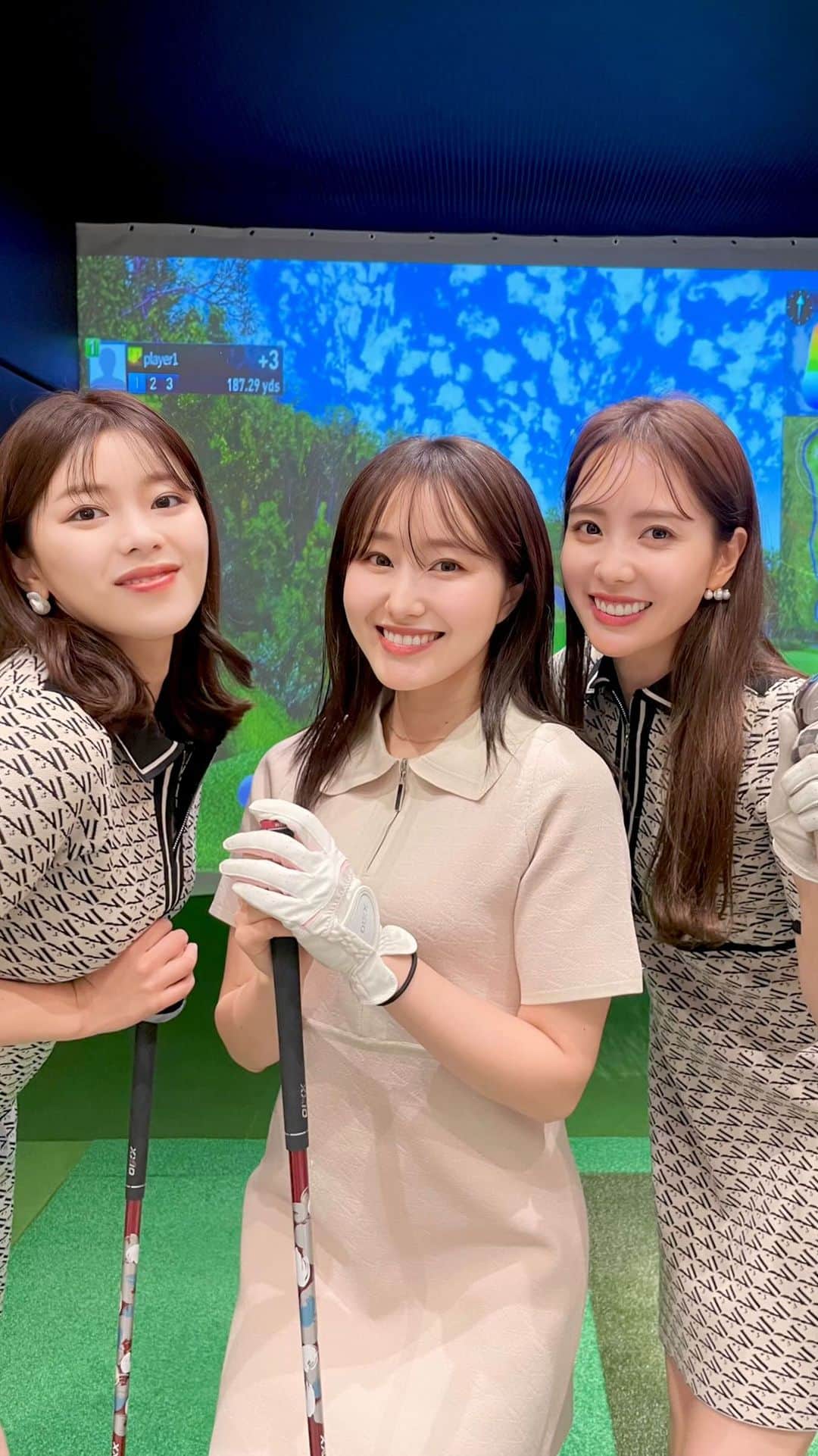 Aoiのインスタグラム：「麻布十番インドアゴルフ施設 ラウンジレンジへ遊びに行ってきたよ〜🎶 @azabugolf.jp   ルナンのお2人とおそろいコーデでわいわい頼みました🏌️‍♀️ @asukan71  @saoriee12  @lenan_golf   毎月定額の会員制なので予約も取りやすいし オンラインで簡単に予約ができるので 行きたい！と思ったその日に行ってるよ✨  随時無料体験も受け付けてるそうなので 気になった方は是非問い合わせてみてね😊  私の紹介で入会金無料のクーポンコードも頂いたので使ってね🎶 コード：AOIOA202305  #ラウンジレンジ麻布十番 #loungerange麻布十番 #麻布十番ゴルフ #インドアゴルフ #ゴルフ#ゴルフ女子 #ゴルフウェア #ゴルフコーデ #ゴルフ好きな人と繋がりたい #ゴルフ初心者 #スポーツ女子 #夏ゴルフ #夏ゴルフコーデ#ゴルフウェアレディース#韓国ゴルフウェア」
