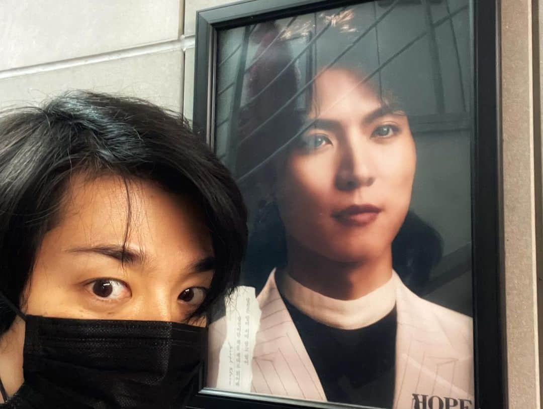 石井雅登さんのインスタグラム写真 - (石井雅登Instagram)「ベートーヴェンとHOPEを観劇。 どちらも魅力満載。 凄いや。 HOPEのK役には昨年ご一緒したペク・ヒョンフン君が！ 嬉しい偶然。 それにしても皆様達者。 上手過ぎて笑ってしまう。 ところで写真を撮るといつも映り込むイケメンがいる。 韓流スターか？  Watching Beethoven and HOPE. Both are full of charm. That's amazing.  Baek Hyun-hoon, who was with me last year, is the K role of HOPE! A happy coincidence. Even so, everyone is good at it. I laugh because I'm too good at it. By the way, there is a handsome man who is always reflected when I take a picture. Is he a Korean star?  #beethoven #hope #韓国ミュージカル #加藤和樹」5月15日 21時52分 - masatou.dsc