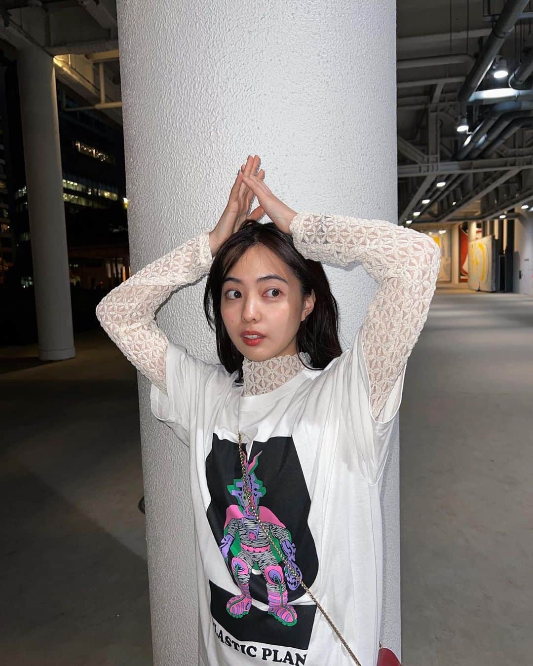 新関碧のインスタグラム：「こないだ不思議なキャラクターに惹かれてTシャツ🐛  服選びは、「ときめき再発見タイム」です笑  普段、忙しなく動いてると、 ついつい「好き」を見落としまいがちで、、  服を探しながら、 「こんな色好きだったんだ！」 「あ、あの映画見たからこの雰囲気纏いたいんだ」 とか、 ときめきをもう一回拾えるのが楽しいです🥰  寒くてどうにかなりそうな月曜ですが、今週も気合い入れてきましょっ🔥」