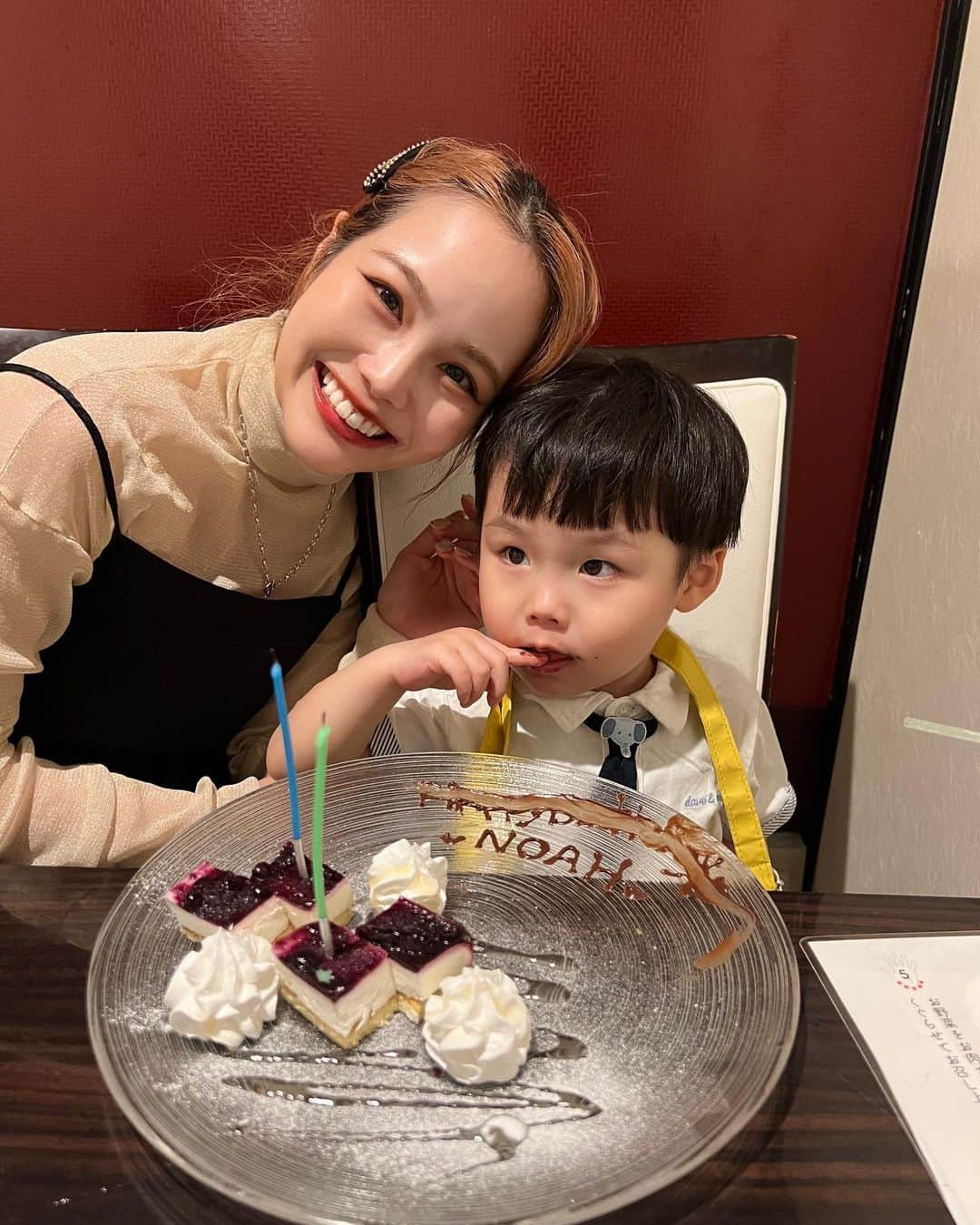 安中芙美さんのインスタグラム写真 - (安中芙美Instagram)「🎂 HAPPY BIRTHDAY Noah 🌈 私たちのもとに産まれて来てくれて本当にありがとう♥️  3歳になって話せる言葉も増えて 毎日ノアとコミニュケーションが取れるのが すごい楽しい日々を過ごしてる😌  ノアと過ごす毎日が本当に宝物🥂  3歳は大好きな車と恐竜まみれに🦖 今年の誕生日は平日だったから昨日から前夜祭をして 誕生日当日は仕事終わりにサクッと外食♡ バタバタしたけど２日間お祝いできて良かった💞  まおもいつも一緒にお祝いしてくれてありがとう☺️  これからもみんなに愛されてスクスク大きくなあれ😌 愛してるよ💝」5月15日 21時53分 - fumitwinsworld