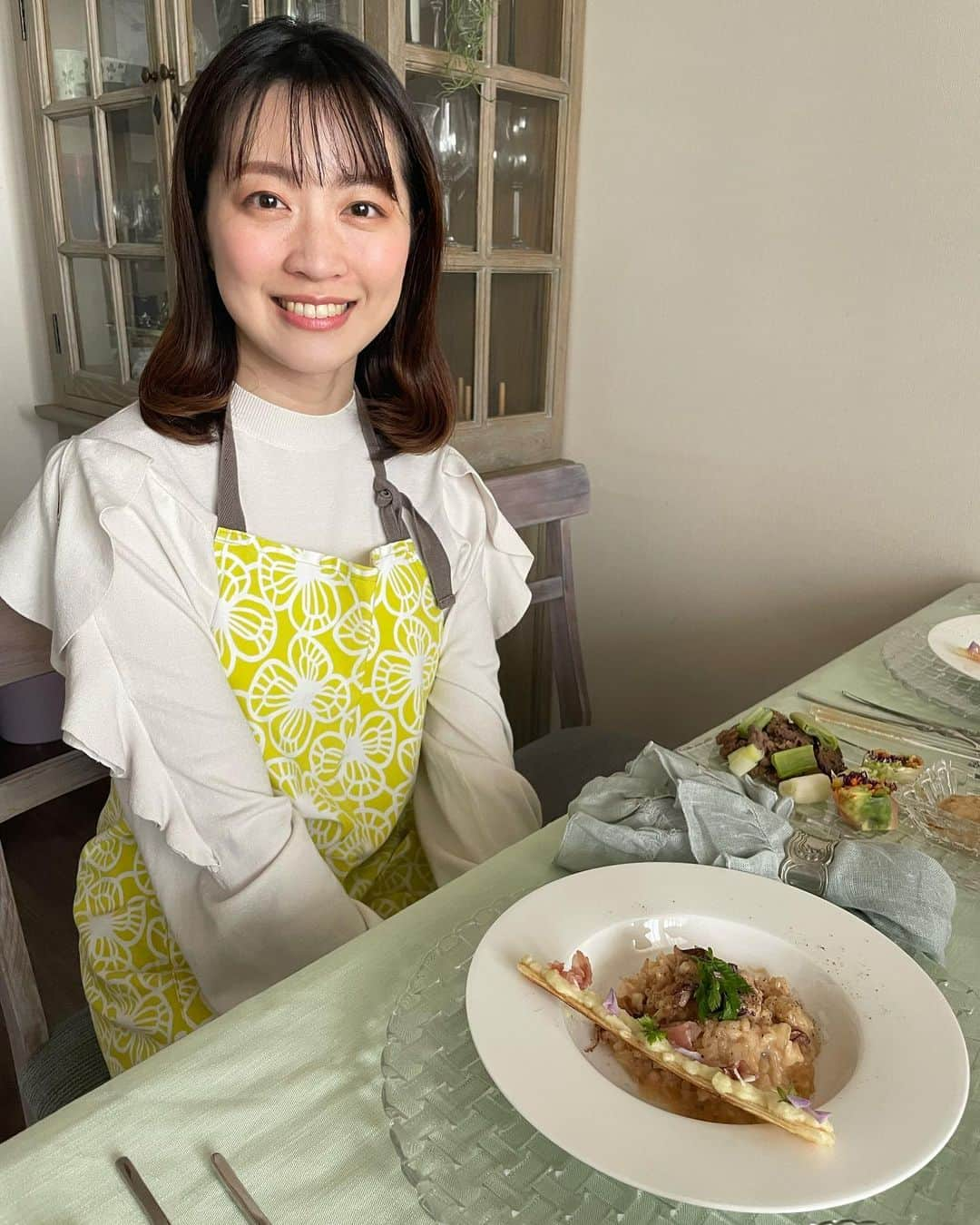 湯浅知里さんのインスタグラム写真 - (湯浅知里Instagram)「♡♡ . . 〜醤油糀で新緑のアフタヌーンティ〜 . 🌿ホタルイカと醤油糀クリームのリゾット 🌿花とポテトのパイ 🌿醤油糀のネギの赤ワインソース 🌿生春巻き(醤油糀チーズソース) . . リゾット美味しかったなぁ〜🥺 リゾット大好きだから 今度真似して作ってみよう🎶 ホタルイカ🦑の処理もバッチリ👌 . #お料理教室」5月15日 21時54分 - chisato.y515