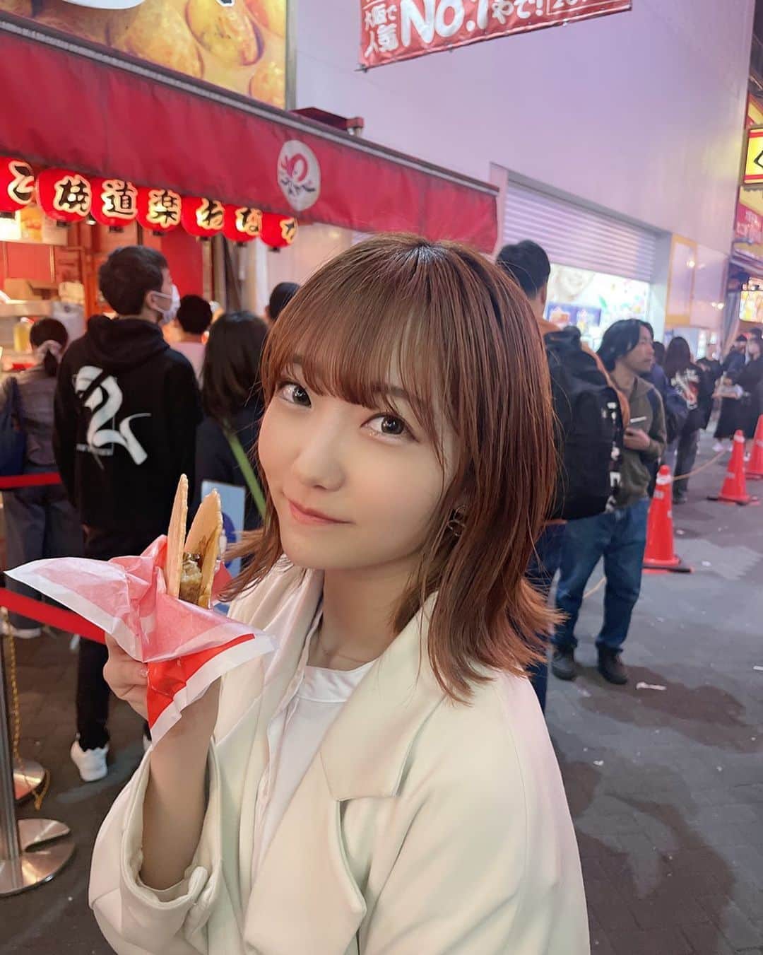 夏川愛実のインスタグラム：「⁡ ⁡ たこせん美味しかった✌️ 塩味のたこやきがいちばんすき🫶 ⁡ ⁡ #大阪#たこ焼き#心斎橋#大阪観光 #ジレベスト#heather#gu#白コーデ#淡色コーデ #オレンジブラウン#ヘアカラー #ボブ#ボブアレンジ#ショートヘア#ヘアカラー#暖色カラー #ヘアアレンジ#外ハネアレンジ#外ハネ#春コーデ #148cm#f4f#いいね返し#l4l#フォロバ ⁡ ⁡ ⁡ ⁡」