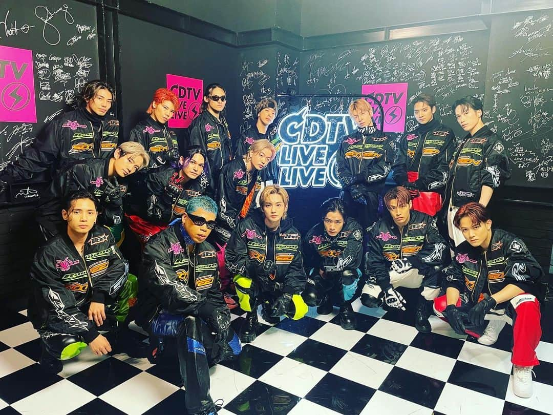 鈴木昂秀のインスタグラム：「・ CDTVありがとうございました✌️✨ 16BOOSTERZのテレビ初披露パフォーマンス、 そして踊ってみた企画は どうでしたか！  今回踊ってみた企画で Vaundyさんの 【怪獣の花唄】を パフォーマンスさせて頂きました✌️  今回もまこっちゃんと僕で振り付けと構成を考えさせて頂き、 こうして皆さんにお届けする事が出来て嬉しい限りです🙏✨  実質皆んなでリハしたの二日間くらいっ笑 時間で言うと4時間くらい😂 これ本当皆んなで力を合わせた作品になったなって心底感じます😂 最高すぎて皆んなで終わった後に楽屋でハイタッチ🤚🤚  やっぱりダンスは楽しいですね😂  また機会があれば 今回の作品超える物を作りたいと思います✌️ またその時までお楽しみに😙  #THERAMPAGE #CDTV #vaundy #怪獣の花唄」