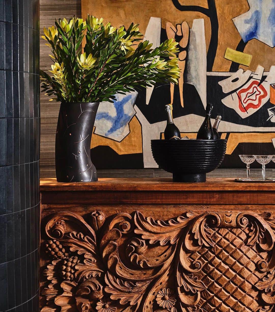 ケリーウェアスラーのインスタグラム：「SOUTHERN POUR The Quill Room... a more intimate cocktail bar at the @austinproperhotel with an emphasis on music. The space features the perfect balance between locally-sourced pieces that are authentic to Austin mixed in with vintage pieces from European designers. The blend of old and new, with a mix of various patterns and warm colors creates a unique Southern atmosphere. XK」