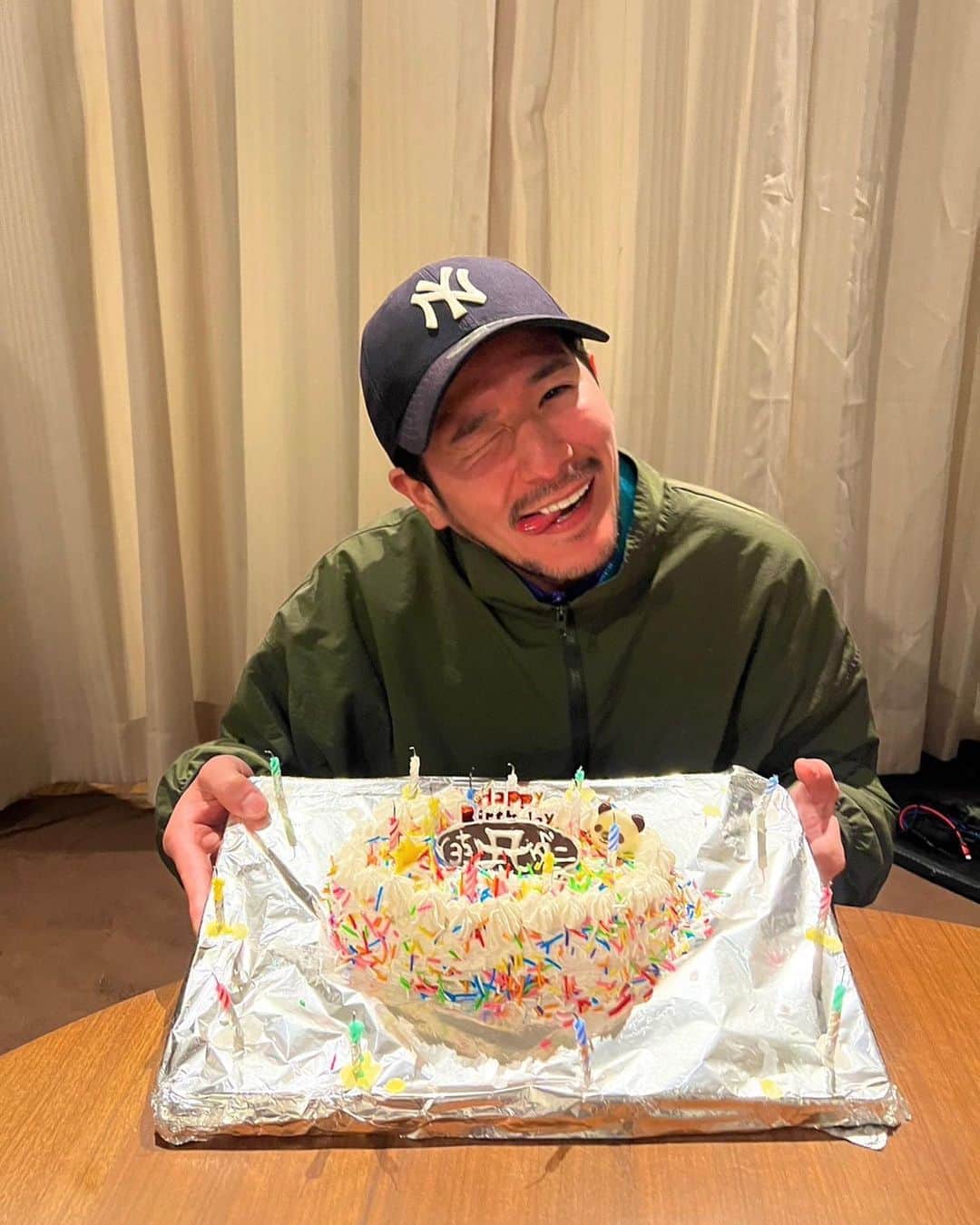のインスタグラム：「あっという間に33歳になりました😊 ⁡ 皆様、沢山のお祝いありがとうございます！ ⁡ 33歳のダニエルを宜しくね😘 ⁡ ⁡ そして週末はみんなでキャンプへ 雨予報の為今回はコテージにしましたが 次回はテントでリベンジしようね！ ⁡ サプライズじゃないけど みんながケーキを用意してくれて お祝いしてくれて本当に嬉ちい ⁡ ラブやでぇ ⁡ あと、あゆは永遠らしい♾️  ⁡ ※動画はサプライズがバレた瞬間w 6枚目は絶対見てねw ⁡ ⁡ ⁡ #33歳 #お祝い #ありがとうございました #キャンプ #週末キャンプ #山中湖 #モデル#フリーモデル#ハーフモデル#フリーランス #メンズファッション#カジュアルファッション #newera#キャップコーデ#春コーデ#カジュアル ⁡」