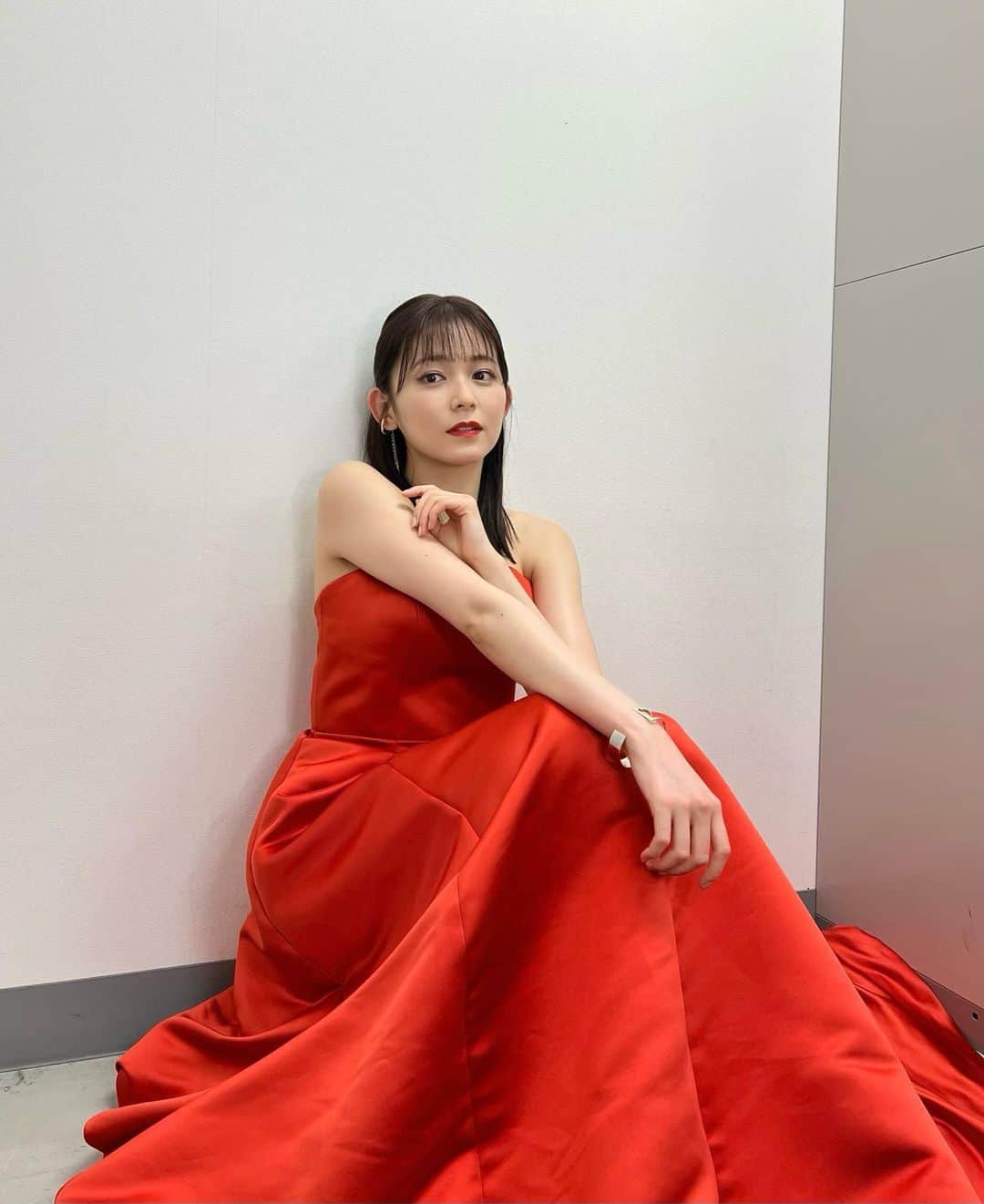 久間田琳加のインスタグラム：「イカ焼き、たこ焼き、天むすなどなど 美味しいご飯に囲まれた日🤍 たこ焼き美味しすぎて、すぐになくなりましたよね〜って監督と話しました🤭 こちらは名古屋での衣装です🪄 #おとななじみ #おとななじみでムズキュン」