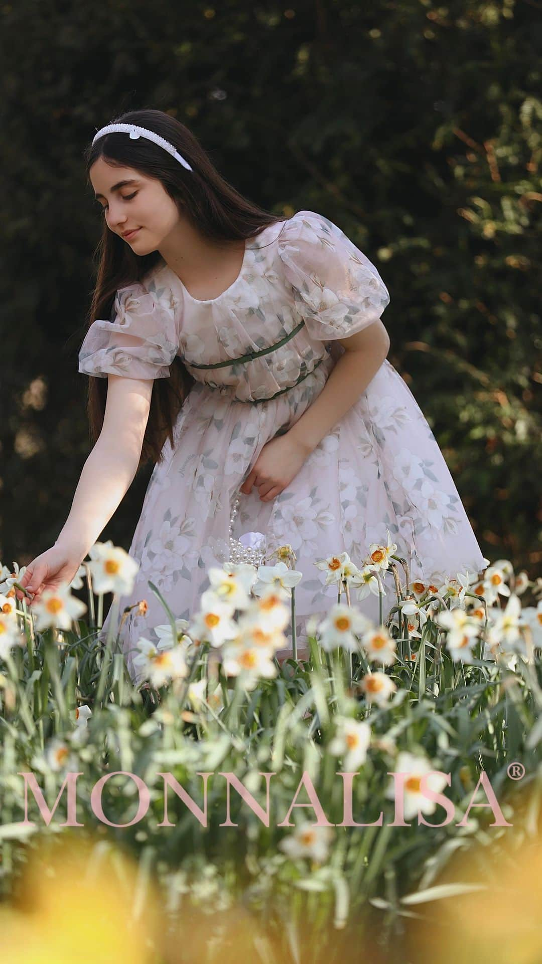 Laertaのインスタグラム：「💗🌸Always admiring the beauty of nature💗🌸  Wearing @monnalisa_official  #reels #reelsinstagram」