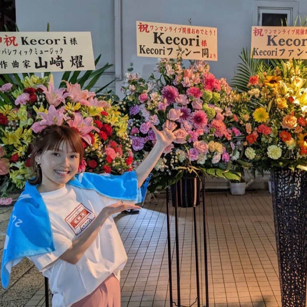 Kecoriさんのインスタグラム写真 - (KecoriInstagram)「けこりワンマン2023!!会いに来て下さった皆様。 改めて本当に本当にありがとうございました。 約2年ぶりのワンマンライブでした。 素敵な思い出を、本当にありがとう。 ライブって、チケット買って会場まで足を運ぶ時間の方が長かったりする。 終わるのは一瞬かもしれないけど、今回のライブのためにスケジュール調整して時間を作ってわざわざ会いに来てくれてたこと、本当に嬉しかった。 地方から駆けつけて下さった方々も本当に、ありがとうございました🛩🚃🚗  MCでも本音を話したんだけど、 活動続けていくと、色んな迷いも出てきたりして.. でも、こーやってライブに来て下さった人たちの笑顔や、泣いてくれている人の姿を見て、何言ってんだ私。 と目を覚まさせられました。 自分が歌を続ける意味はちゃんとあるんだと ライブを通して、身をもって感じる事ができました。  本当にありがとう。  これからも、自分の音楽を聴いている時だけは みんなにとっての優しい時間でありたいです。  まだまだ語りたいことは沢山あるんだけど 最後に一つだけ言わせてもらえるのであれば 私の早口なMCを全部聞きとってくれて本当にありがとう🥹みんな大好きです💘びっぐらびゅ🫶🏻💘☺️  動画はアンコールの一番最後に歌った槇原さん♪  そして、サポートしてくれたバンドメンバーの皆様。 けこりスタッフの皆様。みんな最高メンバーです‼︎ 本当にありがとうございました💐   band member @ogurakenji  @yuji0906_guitar @bebe_bechi @knsk_it @yasu__gt   Special thanks @rumi_smile_photo  @konatsuki_piyo @kannnnnaa @migikiki_hidarikiki  @mia___405」5月15日 22時04分 - kecori.23