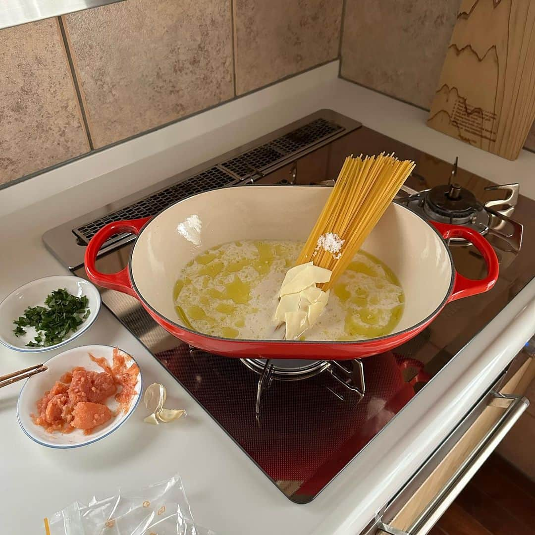 Tesshiさんのインスタグラム写真 - (TesshiInstagram)「お鍋ひとつでクリーミーたらこスパゲッティ One pot creamy Tarako spaghetti #yummy #homemade #healthy #pasta #spaghetti #tarako #onepotmeal #おいしい #パスタ #スパゲッティ #ワンパンレシピ #たらこ #マカロニメイト #フーディーテーブル #手作り  オリーブオイル大2、にんにく1かけ、水1カップ、しょうゆたらり大1/2、牛乳150ml〜、麺100g、スライスチーズ2枚、塩ひとつまみ、たらこor明太子1/2腹(1本)、大葉、黒胡椒など 2 tbsp olive oil, 1 clove garlic, 200ml water, 1/2 tbsp soy sauce, 150ml~ milk, 100g spaghetti, 2 slices cheese, a pinch of salt, 1 Tarako or Mentaiko, Shiso and pepper…」5月15日 22時05分 - tmytsm