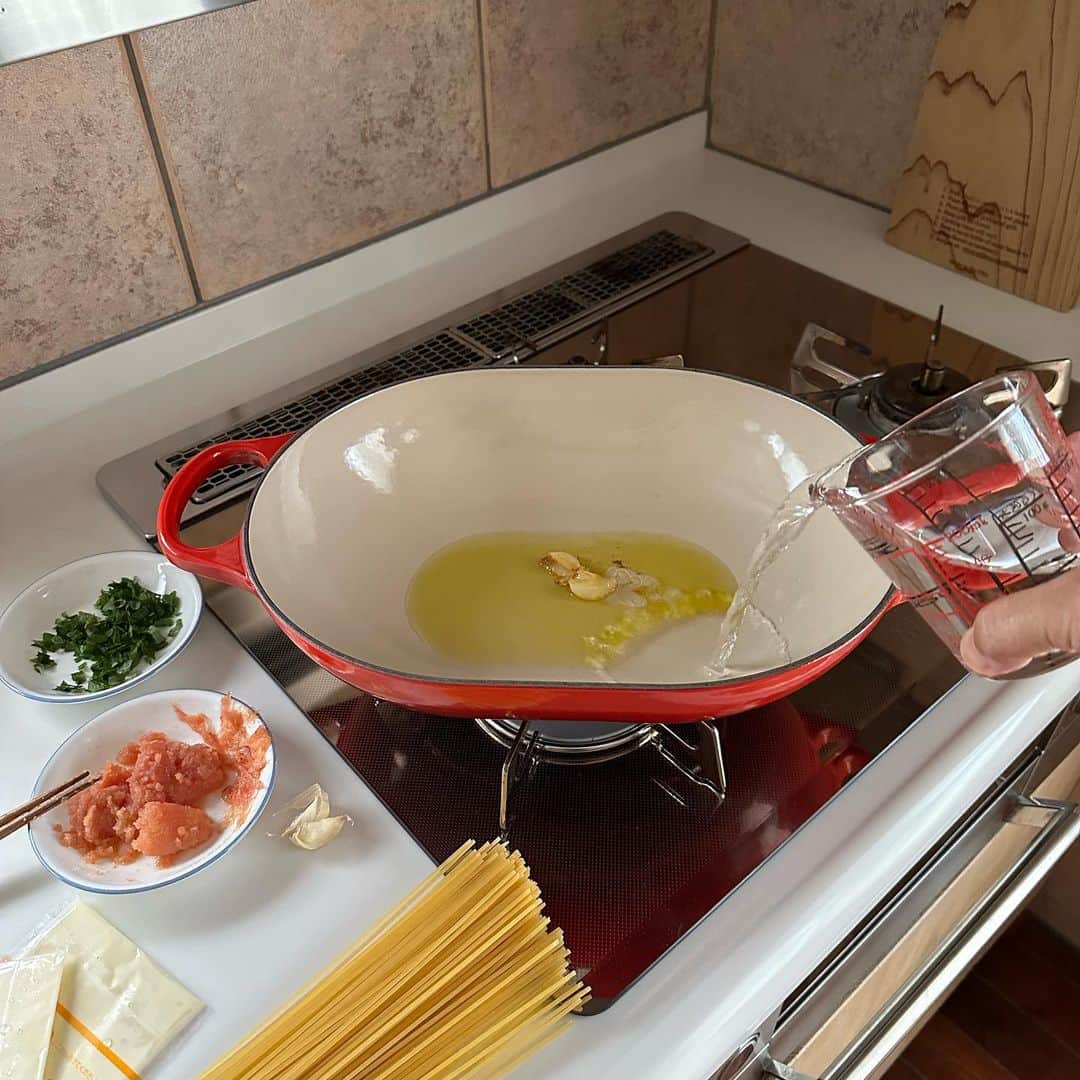 Tesshiさんのインスタグラム写真 - (TesshiInstagram)「お鍋ひとつでクリーミーたらこスパゲッティ One pot creamy Tarako spaghetti #yummy #homemade #healthy #pasta #spaghetti #tarako #onepotmeal #おいしい #パスタ #スパゲッティ #ワンパンレシピ #たらこ #マカロニメイト #フーディーテーブル #手作り  オリーブオイル大2、にんにく1かけ、水1カップ、しょうゆたらり大1/2、牛乳150ml〜、麺100g、スライスチーズ2枚、塩ひとつまみ、たらこor明太子1/2腹(1本)、大葉、黒胡椒など 2 tbsp olive oil, 1 clove garlic, 200ml water, 1/2 tbsp soy sauce, 150ml~ milk, 100g spaghetti, 2 slices cheese, a pinch of salt, 1 Tarako or Mentaiko, Shiso and pepper…」5月15日 22時05分 - tmytsm