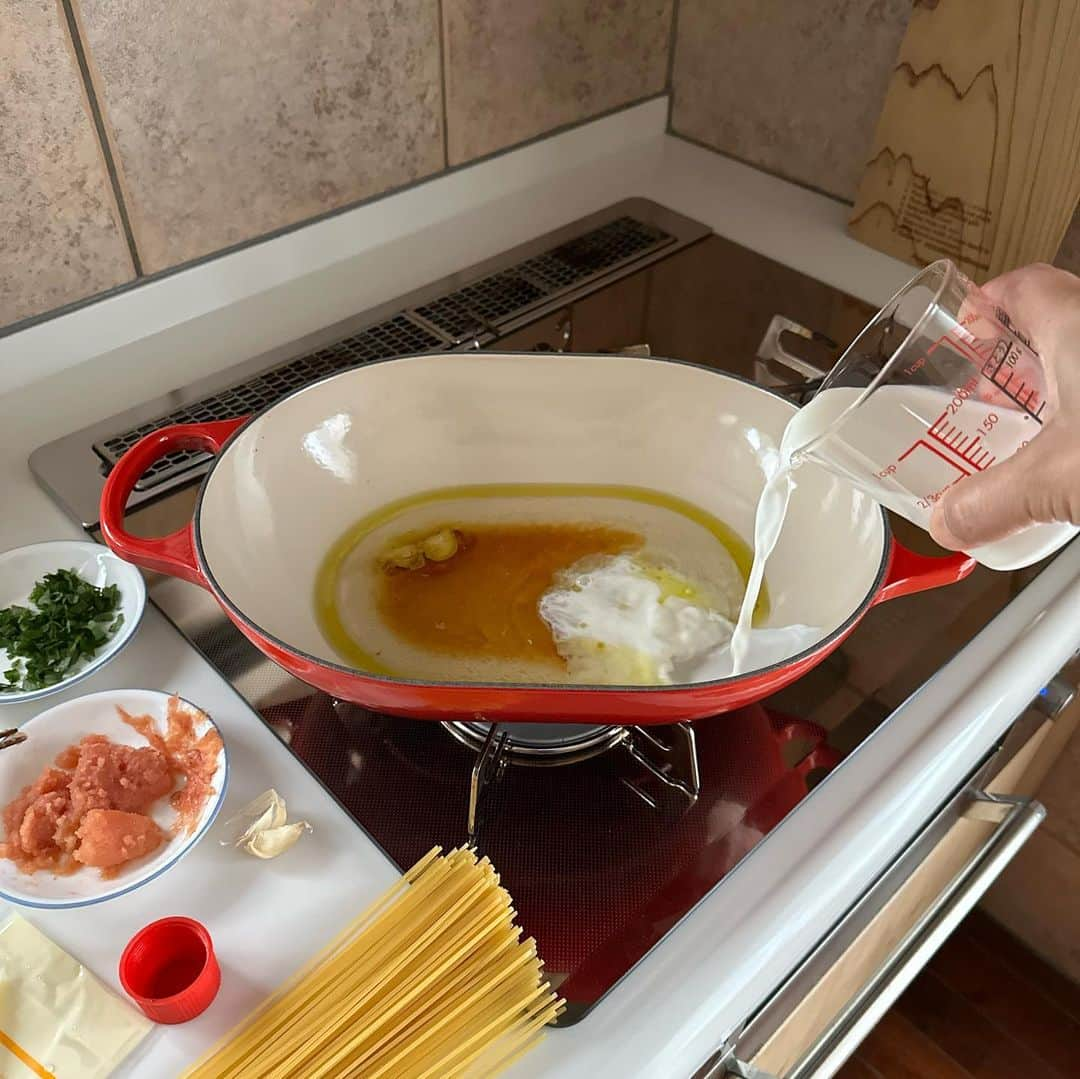 Tesshiさんのインスタグラム写真 - (TesshiInstagram)「お鍋ひとつでクリーミーたらこスパゲッティ One pot creamy Tarako spaghetti #yummy #homemade #healthy #pasta #spaghetti #tarako #onepotmeal #おいしい #パスタ #スパゲッティ #ワンパンレシピ #たらこ #マカロニメイト #フーディーテーブル #手作り  オリーブオイル大2、にんにく1かけ、水1カップ、しょうゆたらり大1/2、牛乳150ml〜、麺100g、スライスチーズ2枚、塩ひとつまみ、たらこor明太子1/2腹(1本)、大葉、黒胡椒など 2 tbsp olive oil, 1 clove garlic, 200ml water, 1/2 tbsp soy sauce, 150ml~ milk, 100g spaghetti, 2 slices cheese, a pinch of salt, 1 Tarako or Mentaiko, Shiso and pepper…」5月15日 22時05分 - tmytsm