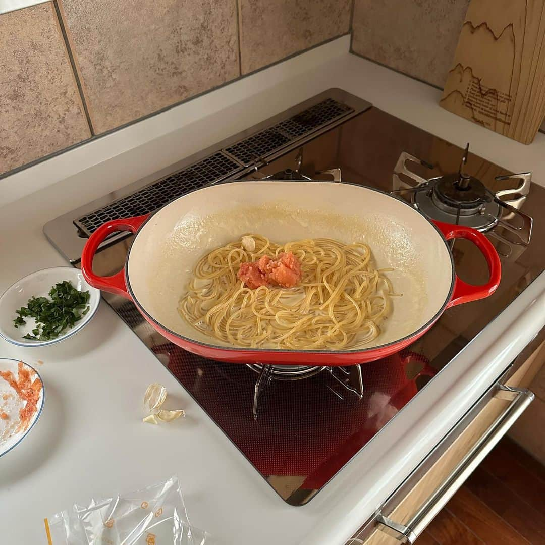 Tesshiさんのインスタグラム写真 - (TesshiInstagram)「お鍋ひとつでクリーミーたらこスパゲッティ One pot creamy Tarako spaghetti #yummy #homemade #healthy #pasta #spaghetti #tarako #onepotmeal #おいしい #パスタ #スパゲッティ #ワンパンレシピ #たらこ #マカロニメイト #フーディーテーブル #手作り  オリーブオイル大2、にんにく1かけ、水1カップ、しょうゆたらり大1/2、牛乳150ml〜、麺100g、スライスチーズ2枚、塩ひとつまみ、たらこor明太子1/2腹(1本)、大葉、黒胡椒など 2 tbsp olive oil, 1 clove garlic, 200ml water, 1/2 tbsp soy sauce, 150ml~ milk, 100g spaghetti, 2 slices cheese, a pinch of salt, 1 Tarako or Mentaiko, Shiso and pepper…」5月15日 22時05分 - tmytsm