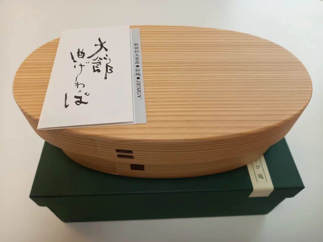 宇野けんたろうさんのインスタグラム写真 - (宇野けんたろうInstagram)「秋田県.大館市  「りょうび庵」  宇野けんたろう作  98％は職人さんの協力。  最高級の曲げわっぱ。  むちゃくちゃ高級品。  これでうまい弁当が  食べれます。  ありがとうございます！  #山田敬藏記念ロードレース大会  #秋田県 #大館  #曲げわっぱ  #曲げわっぱ弁当」5月15日 22時14分 - unokentarorun