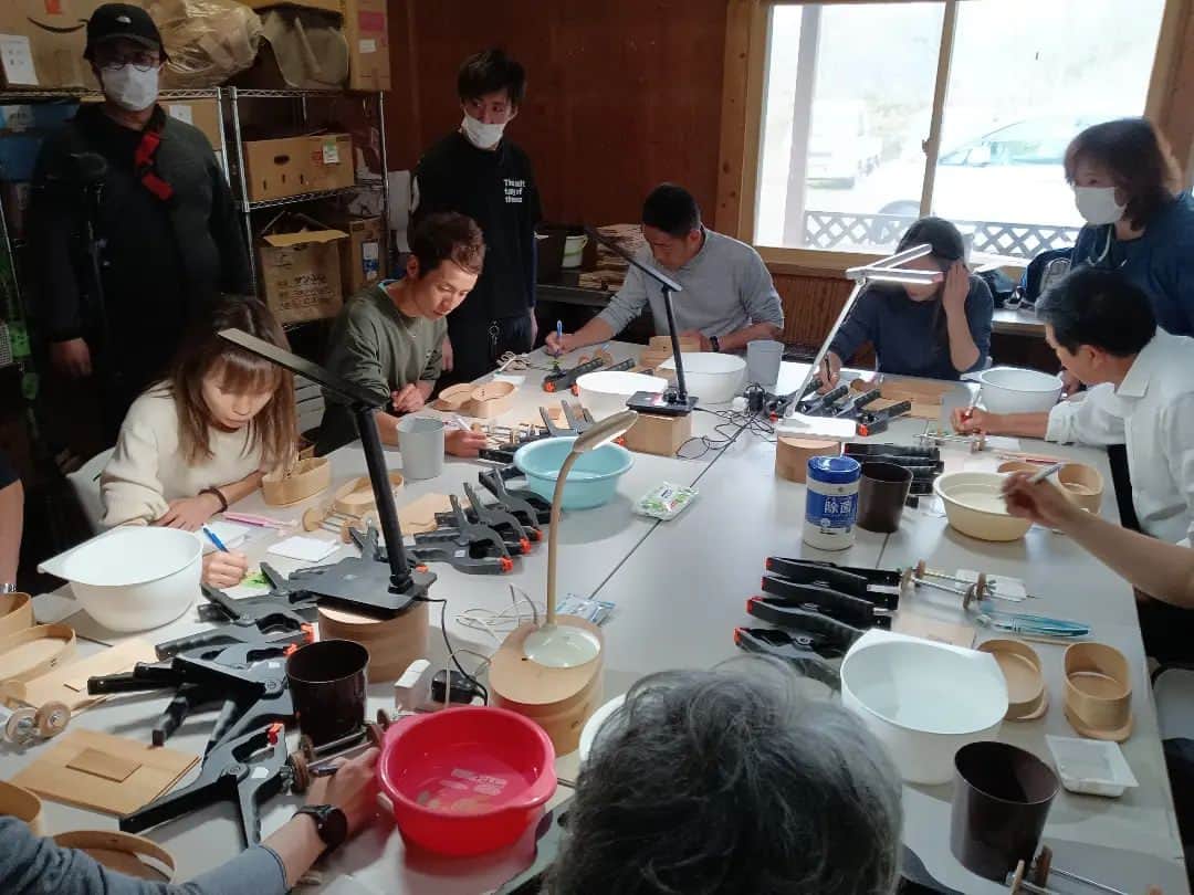 宇野けんたろうさんのインスタグラム写真 - (宇野けんたろうInstagram)「秋田県.大館市  「りょうび庵」  宇野けんたろう作  98％は職人さんの協力。  最高級の曲げわっぱ。  むちゃくちゃ高級品。  これでうまい弁当が  食べれます。  ありがとうございます！  #山田敬藏記念ロードレース大会  #秋田県 #大館  #曲げわっぱ  #曲げわっぱ弁当」5月15日 22時14分 - unokentarorun