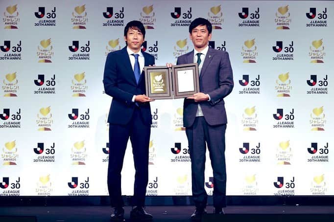 中村憲剛のインスタグラム：「: 「シャレン！AWARDS」にて、「ファン・サポーター選考賞」のプレゼンターを務めさせていただきました‼︎   「ファン・サポーター賞」はガイナーレ鳥取さんの「継続は力なり、20年続けてつながった２つのシャレン」です！  ガイナーレ鳥取のみなさん、おめでとうございます‼︎  「ソーシャルチャレンジャー賞」を受賞された名古屋グランパスさん、「パブリック賞」を受賞された藤枝MYFCさん、「メディア賞」を受賞されたカターレ富山さん、「明治安田 地元の元気賞」を受賞された水戸ホーリーホックさん、「クラブ選考賞」を受賞されたモンテディオ山形さん、おめでとうございます‼︎  @J_League_sharen @gainare_tottori  @nagoyagrampus  @fujiedamyfc_official  @kataller_toyama  @mito.hollyhock.official  @montediogram   #シャレン」