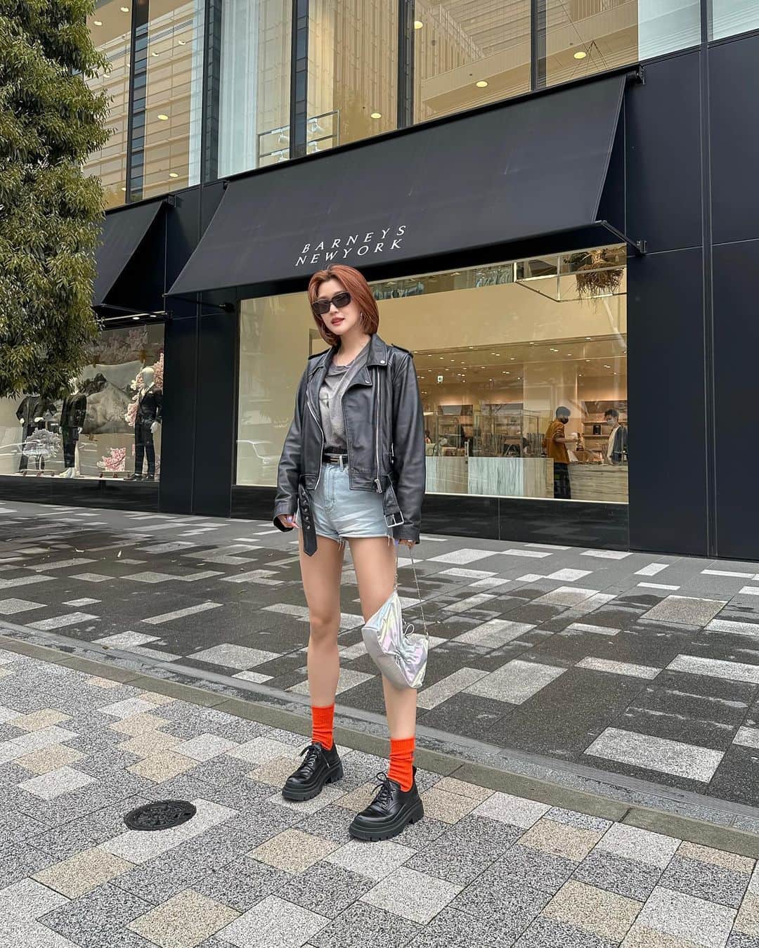 のインスタグラム：「くつ下までぬかりなく🤫  オレンジは元気がでるカラーね🍊 これからもそんなかんじでやっていきましょ🥰  #ライダースジャケット #ライダースコーデ #ローファーコーデ #ローファー女子 #革ジャン #春服コーデ #靴下コーデ」