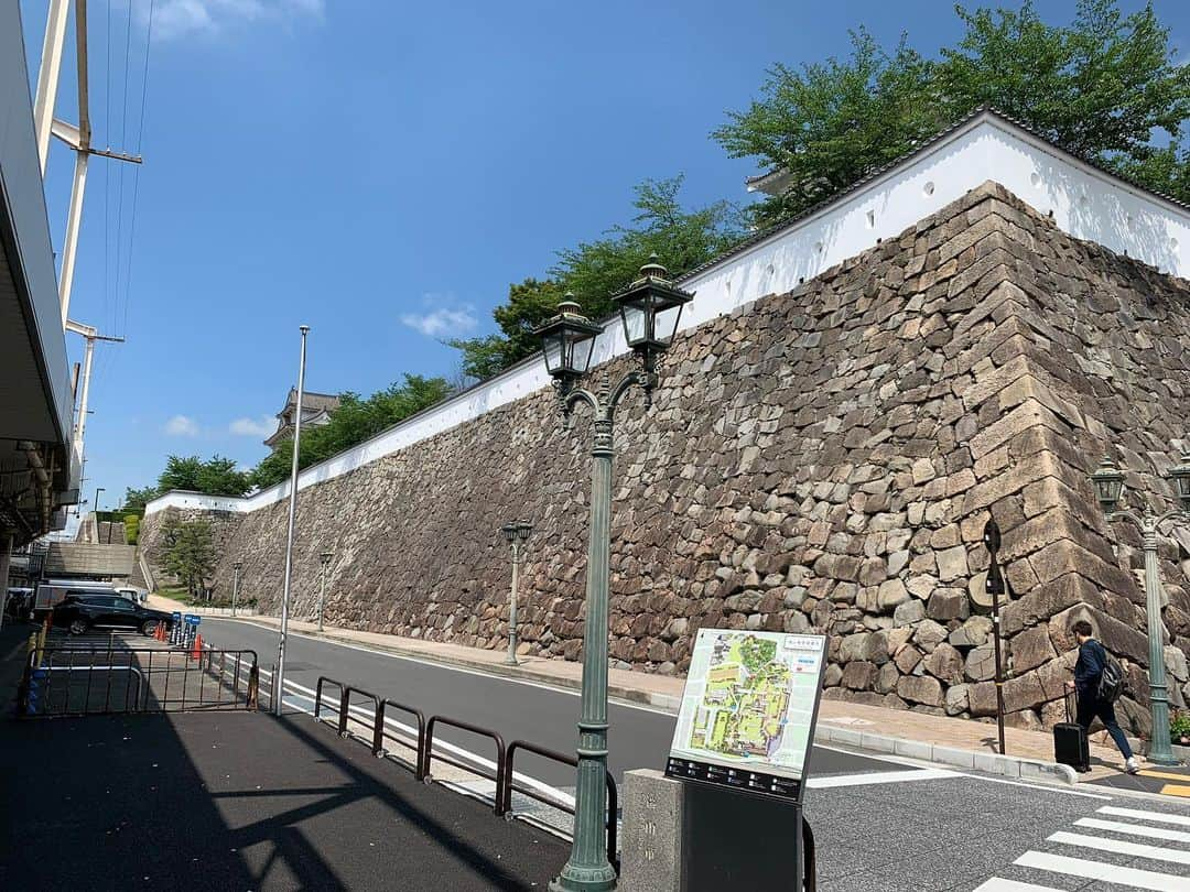 kazutakahamazatoさんのインスタグラム写真 - (kazutakahamazatoInstagram)「本日は広島県福山市にある広島県東部美容専門学校にお邪魔して来ました。 学生さんは２年生で就活の時期ですが、お店選びに困っている学生さんもおり、そんな学生さんたちのためになることがだきていたら幸いです。 就活そして卒業までぜひ頑張って欲しいです。  #広島県 #福山市 #大阪市 #三国 #美容室 #美容師 #IMS #髪質改善 #縮毛矯正 #ハイライト」5月15日 22時10分 - hair_equal