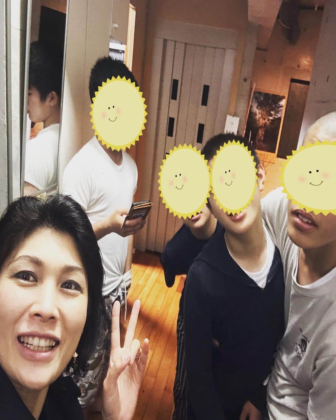 岡本安代のインスタグラム：「【お留守番ありがとう！】  『ただいま帰りましたーー！』  自宅の玄関に到着すると ダダダダダーっと階段を降りてくる音がする！  そうそう、これこれ！ この賑やかな感じが懐かしいー！  『おかえりなさーい！』  みんなが総出で出迎えてくれた！  長い間、お留守番ありがとう！ みんなのおかげで、挑戦することが出来たーー！ お留守番、ありがとうございましたー！  『夕飯食べます？エビチリありますよ！』  えー？！ホント？！  『母上の作り置きのチリソースあったんで、タイ兄がエビの下処理してくれて、あとは揚げるだけでしたー！』  メチャクチャ美味しいー！ しかもエビ、大きいねぇー😆  『うん！おっきいヤツ買ってきたー！』  うひゃー！ぜいたくぅー！(￣∇￣)  大阪から帰宅した夜。 パパと2人で息子が作ってくれた夕飯に舌鼓。  ありがたやー。ありがたやー。  #走り続ける岡本家 #５人の子育てママウンサー  #岡本安代 #エビチリ #おうちごはん」