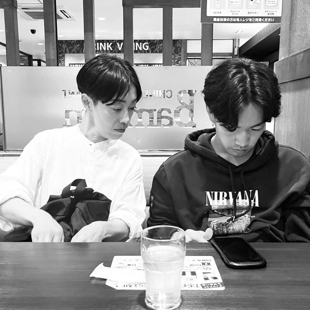 Rocoのインスタグラム：「05.15 @fiorista0777 @teo1000man へ行ったあとは息子と待ち合わせしファミレスへ。久しぶりに息子とツーショット♡こんな時間も残り少ないんだなぁと…つくづく。  写真　@moheji_henoheno   #息子#日常#ファミレス」