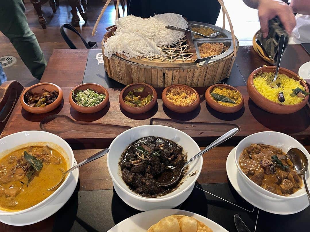 丸山ゴンザレスのインスタグラム：「スリランカ取材の思い出の７割は「カレー」です。麺と一緒に食べるのがお気に入りでした。」