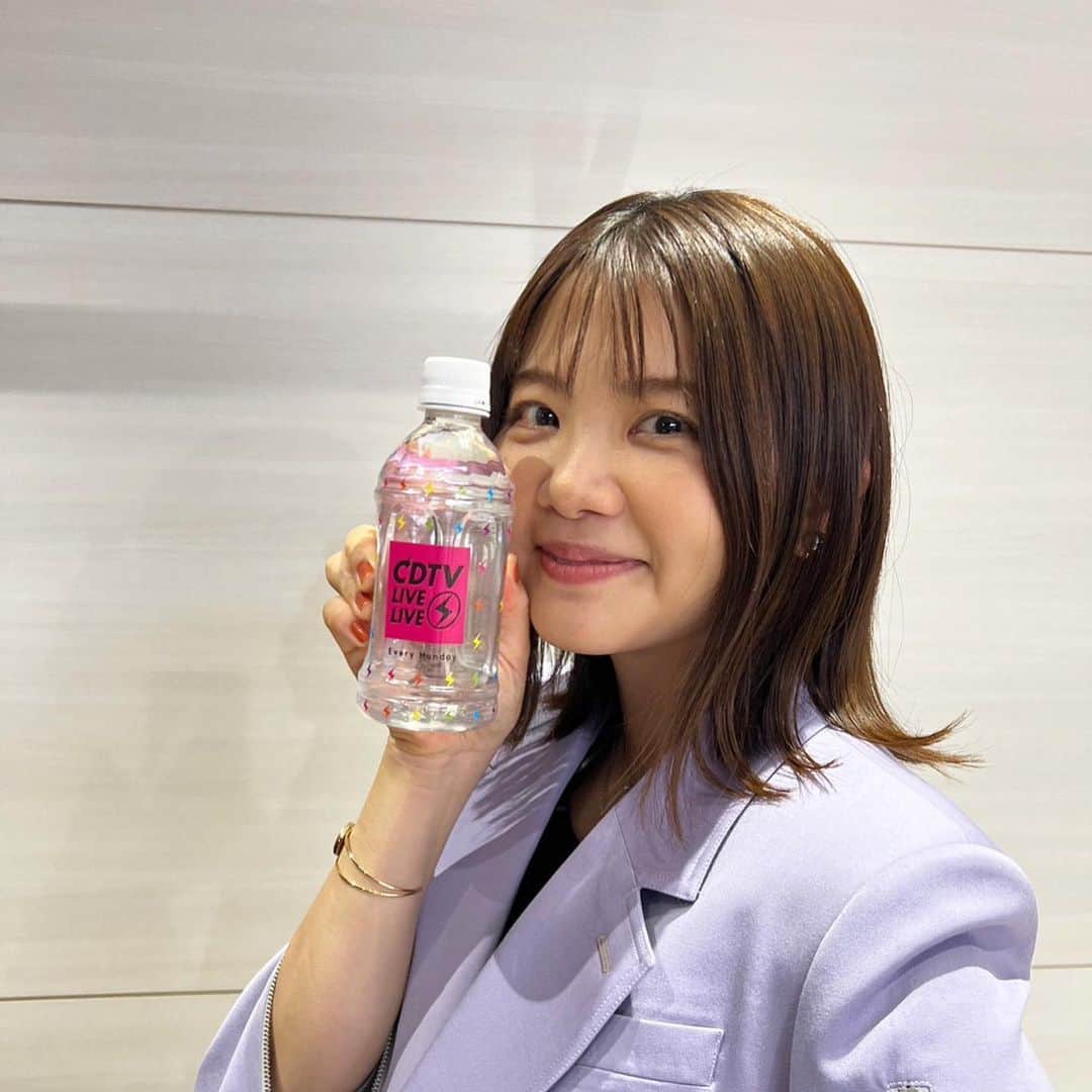 のインスタグラム：「こんばんは🌝  「CDTVライブ！ライブ！2時間スペシャル」 にて  「STAR」🌟  フルサイズ歌唱させて頂きました✨  久々のCDTV！ キラキラしたステージ✨✨  その中で、あたたかい気持ちで歌わせて頂きました。  緊張もしたけど、楽しかったなぁ😊✨  観て聴いてくださった方、ありがとうございます！  「STAR」のMV。 とてもすてき！是非ご覧ください✨  MVのメイキングも、可愛くて美しい世界。 こちらもぜひ✨  映画「銀河鉄道の父」 私はボロ泣きしました。 でもユーモアで笑ったり！是非。  「STAR 」みなさんに届き、楽しんでいただけますように🌟🌟🌟🌟🌟  #CDTV #いきものがかり #STAR #銀河鉄道の父」
