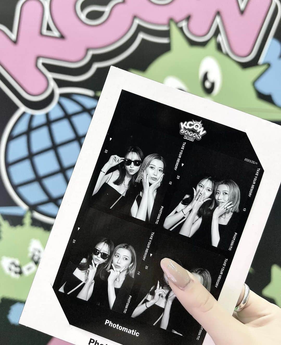 木田絵里香のインスタグラム：「. Photomatic📸🌼👭🏼 盛れてない右下shotは隠しまぁす✌🏼 . オールブラックで合わせた日🖤 . #Photomatic#kcon#kconjapan#kconjapan2023#韓国#プリ#プリント倶楽部#ブラックコーデ#コーデ」