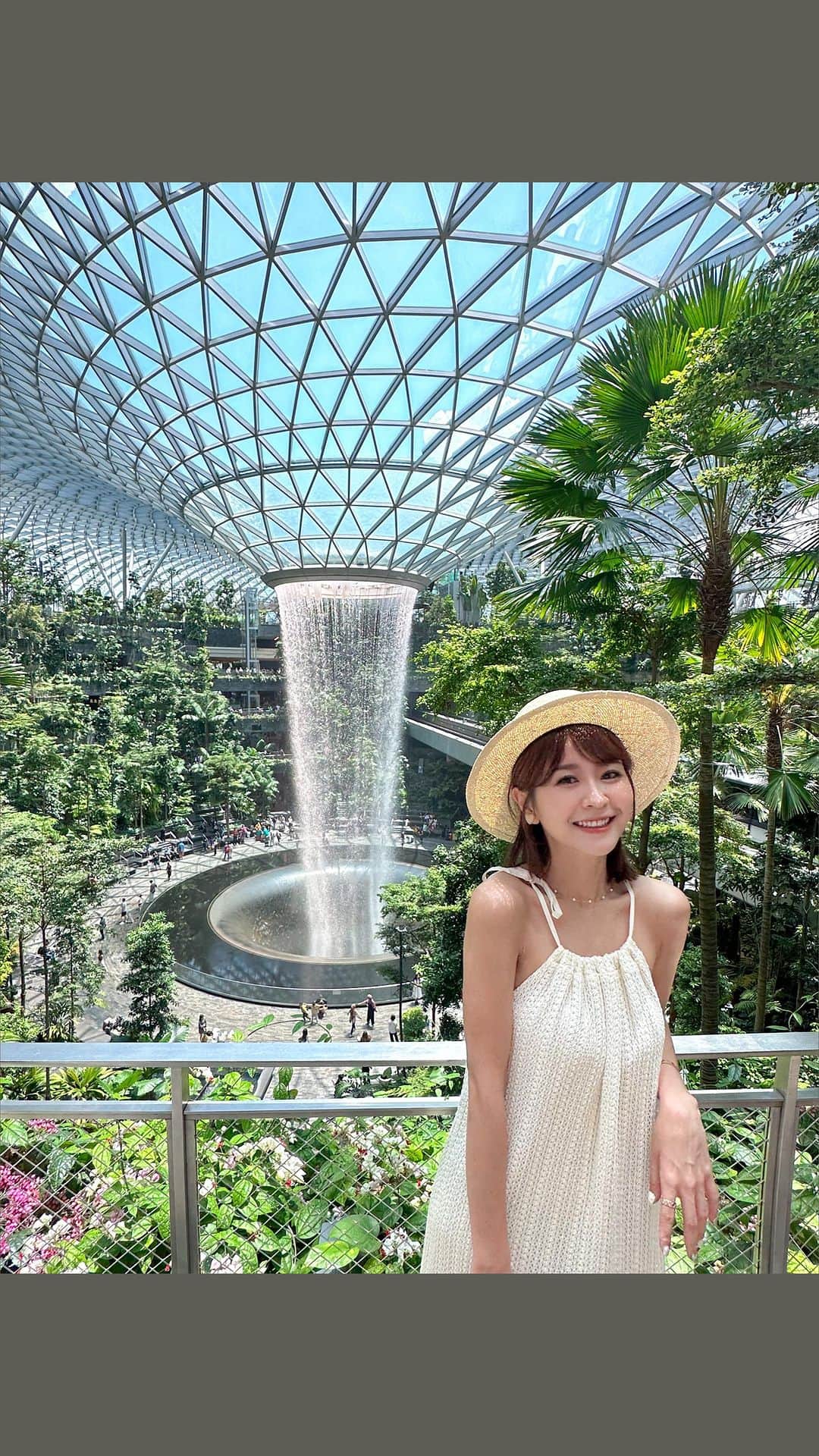 郭圈圈のインスタグラム：「🇹🇼 Taiwan ✈️ 🇸🇬 Singapore  My very first time in Singapore 😍😍 Can’t wait to share everything with you🫶🏻 - 全身穿搭 by @marule.official ✨ - 拍攝地點在 #樟宜機場 裡面的Jewel #星耀樟宜，下飛機入境後找到「#Jewel」的路標，然後走天橋就可以到這棟購物中心，我拍攝的位置在四樓，給大家參考📷 拍完這可以參考購物中心裡吃飯，各式各樣的餐廳都有，我們是到B1吃 #松發肉骨茶 🤤 還有到一樓買 #arabicacoffee % ☕️🤎（還有到B1 #屈臣氏 買眼線液🤣🤣因為忘了帶哈哈哈這裡真的太方便什麼都有！） / #圈圈去新加坡🇸🇬」