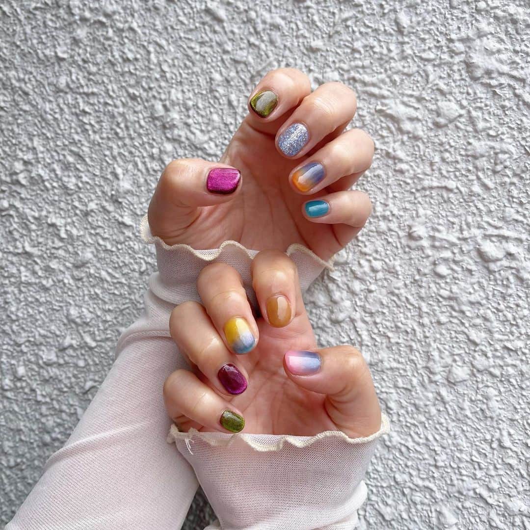 小川暖奈のインスタグラム：「🆕💅  朝陽、夕陽、夕陽ピンクverをイメージした グラデーション入れてもらって あとはマグネットとかシアーなのとかラメ！  かわいー！！色決めるのも楽しい！ かえちゃんありがとう！！  ーーーーー  5/21の単独イベント、 みなさまぜひお越しくださいませー！  🤍スパイクの "嫁ぐまでにしたい100のこと" 開演13:15 [ネタ＆コーナーライブ] スパイク／MC：たけうちっち」