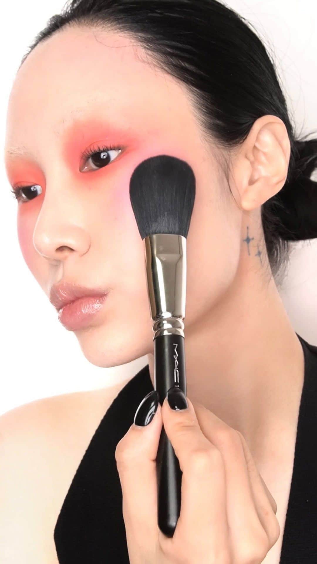 のインスタグラム：「M·A·C TREND: #ORANGESPRITZ   •Mineralize Blush in Like me, Love me •Mineralize Blush in Bubbles Please  #맥크리에이터  #맥트렌드 #맥소속직원 #맥  #MACCREATORKOREA #MACCREATOR #MACTREND #MAC #MACCOSMETICS #MACCOSMETICSKOREA @MACCOSMETICS  @MACCOSMETICSKOREA   #CITRUSBLUSH #ORANGEBLUSH #ORANGELOOK #ORANGEMAKEUP」