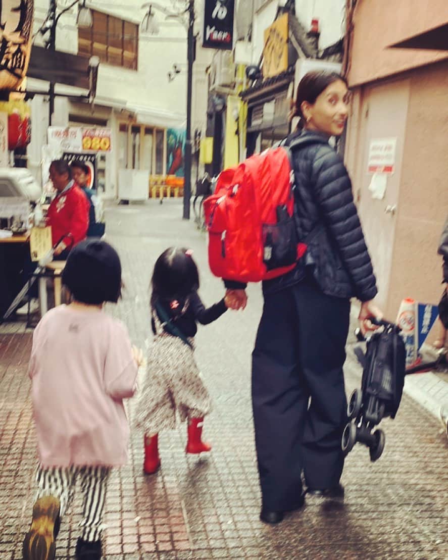 小濱なつきのインスタグラム：「寝る前に娘が 「今日の探検面白かったね」と言った。  わぁ、なんてワクワクしちゃう思考だろう！  もっと一緒に探検したくなったよ❤️‍🔥  #探検隊 #街歩き」