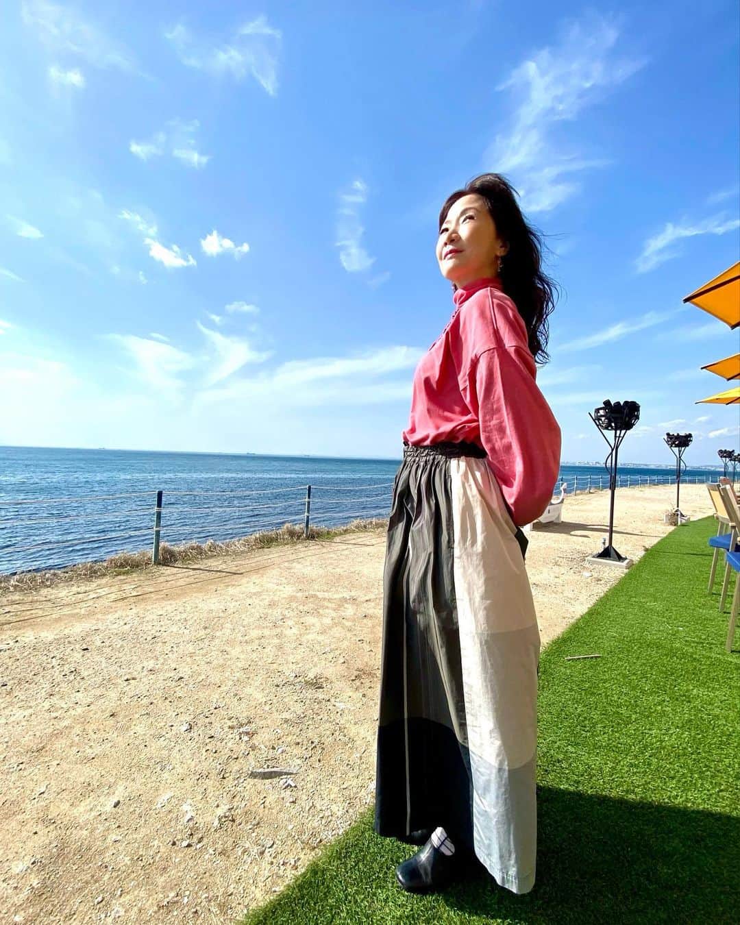 平松愛理のインスタグラム：「⁡ 【スタッフ通信】 ⁡ 8/7(月)渋谷Spotify O-Crestにてライブ『SLOW ROOM~ Door to Next Road』一般先行チケット発売のお知らせ!! ⁡ 5/15(月)12時〜抽選受付開始 ⁡ ⁡ ＊今からでもFCにご加入頂ければFC限定チケット購入可能 FC限定通しチケットは2部終了後チェキ会有り ⁡ 詳細はこちら https://www.hiramatsueri.com/smp/news.html ⁡ ⁡ #slowroom」