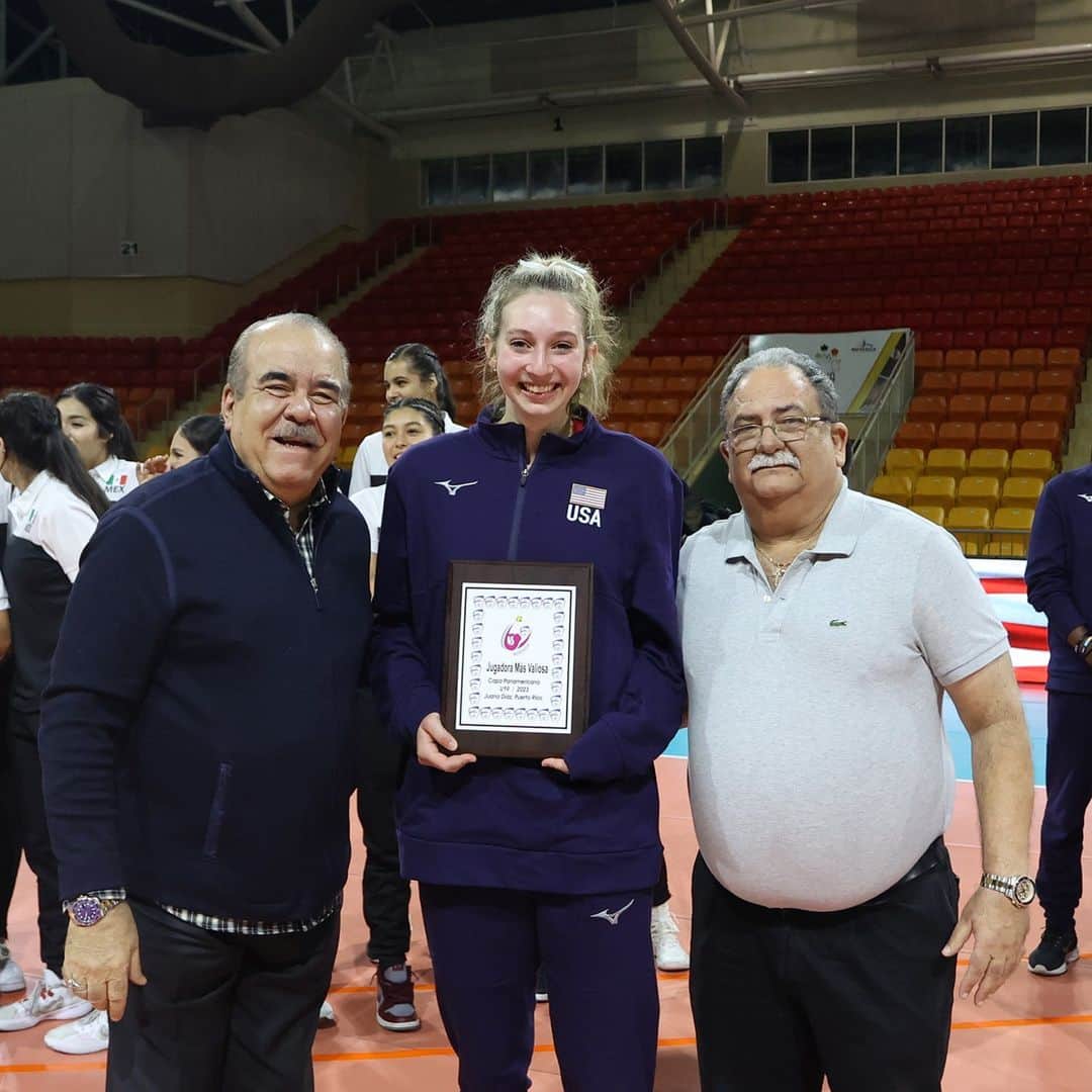 USA Volleyballさんのインスタグラム写真 - (USA VolleyballInstagram)「Blaire Bayless was named tournament MVP tonight after the U.S. Girls U19 National Team swept Mexico to win Pan American Cup gold. Lizzy Andrew earned the Best Blocker award, and Ava Falduto was named Best Receiver.   Congrats! Story and stats: 🔗 in bio.」5月15日 13時27分 - usavolleyball