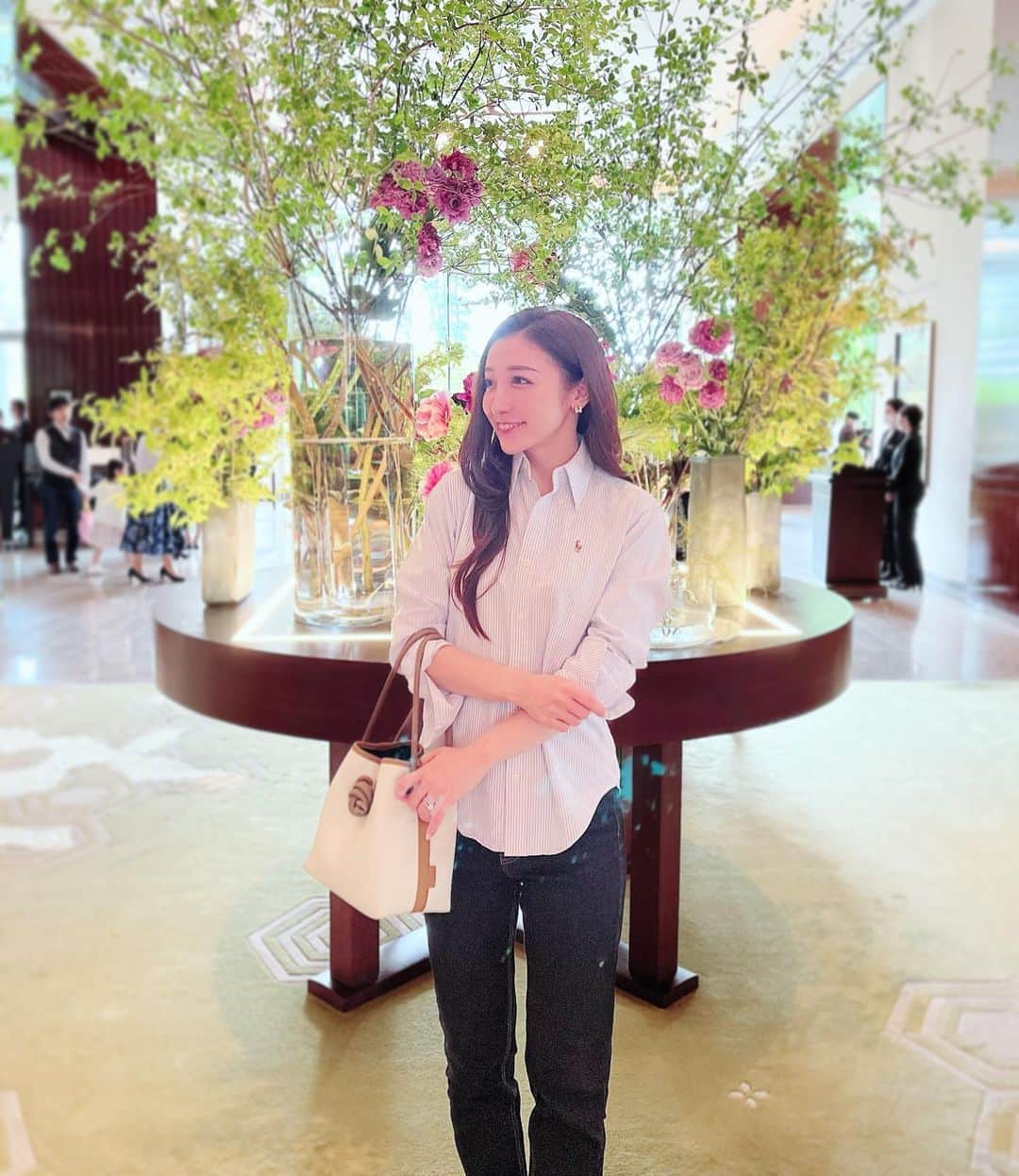 東條恭子さんのインスタグラム写真 - (東條恭子Instagram)「🌿 ⁡ 美しい国の、美しい一日がある。 𝐸𝑥𝑝𝑒𝑟𝑖𝑒𝑛𝑐𝑒 𝑡ℎ𝑒 𝐻𝑒𝑎𝑟𝑡 𝑜𝑓 𝐽𝑎𝑝𝑎𝑛. ⁡ ⁡ パレスホテルのブランドコンセプトも好き!🦢💐 ここのロビー装花がピンク系は珍しい気がして思わず🫶🏻🩷 ⁡ ⁡ #パレスホテル東京 #パレスホテル #palacehoteltokyo #palacehotel #hotellovers #hotellover #favorite」5月15日 13時32分 - kyoko_tojo